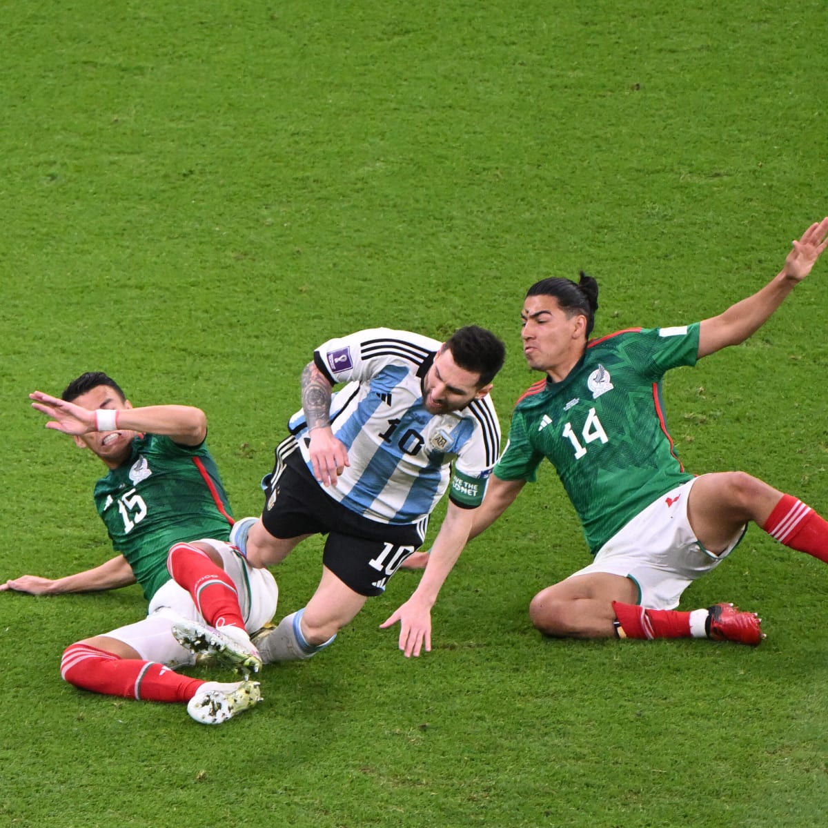 Mexico, Poland play out 0-0 draw at World Cup, aiding Argentina's