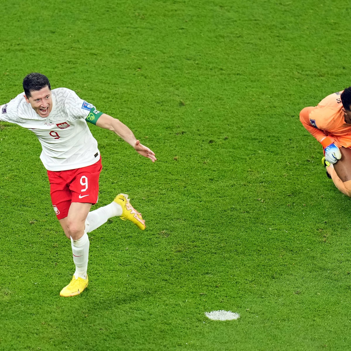 Poland's Robert Lewandowski's emotional reaction to 1st World Cup goal