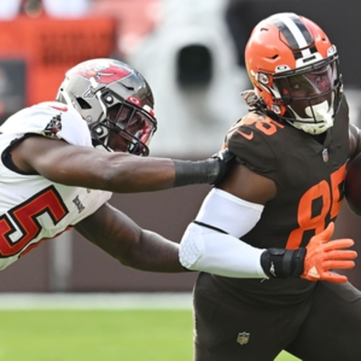 CLEVELAND, OH - OCTOBER 09: Cleveland Browns tight end David Njoku (85)  runs after making a catch during the fourth quarter of the National  Football League game between the Los Angeles Chargers