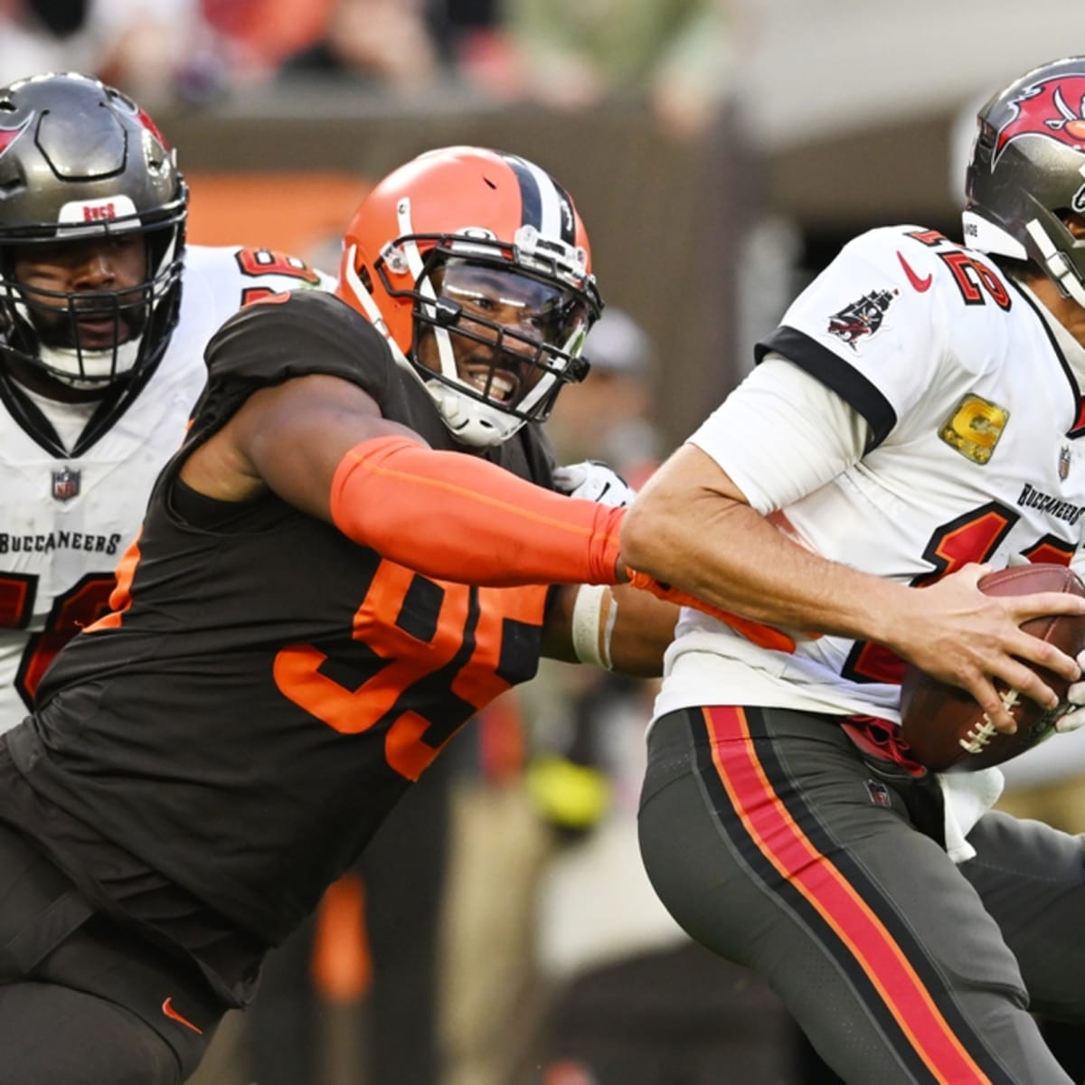 Myles Garrett arrives in a throwback suit for Bucs-Browns