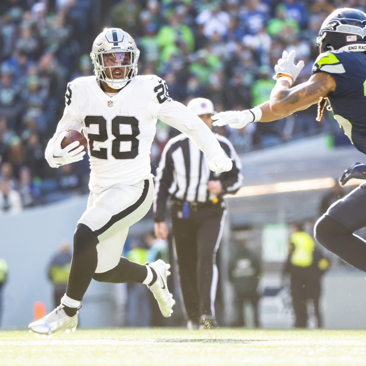 Raiders-Seahawks Week 12 final score: Josh Jacobs seals win in Seattle -  Silver And Black Pride