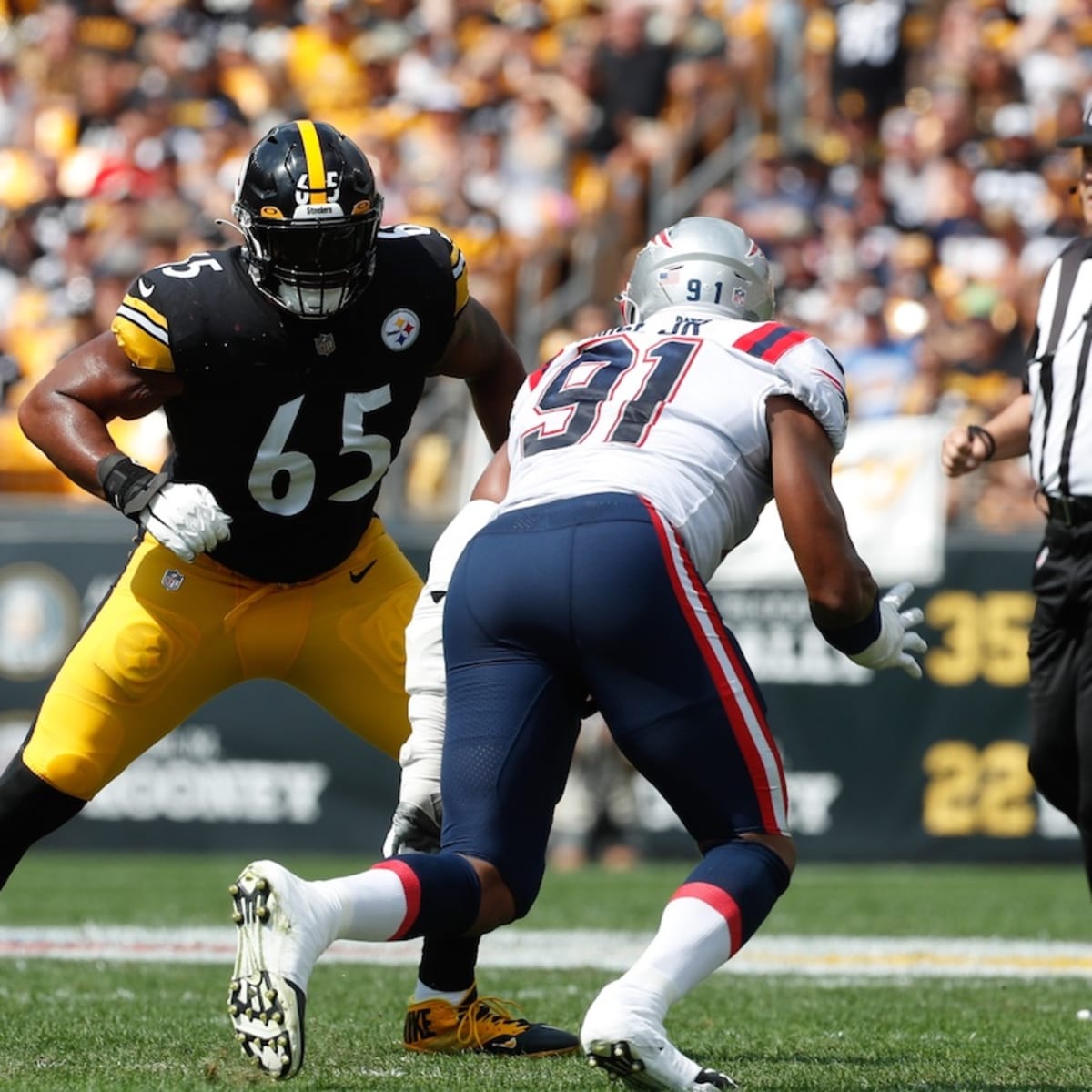 Pittsburgh Steelers offensive tackle Dan Moore Jr. (65) shuffles for the  play during an NFL football game against the Cincinnati Bengals, Sunday,  Nov. 28, 2021, in Cincinnati. (AP Photo/Emilee Chinn Stock Photo - Alamy