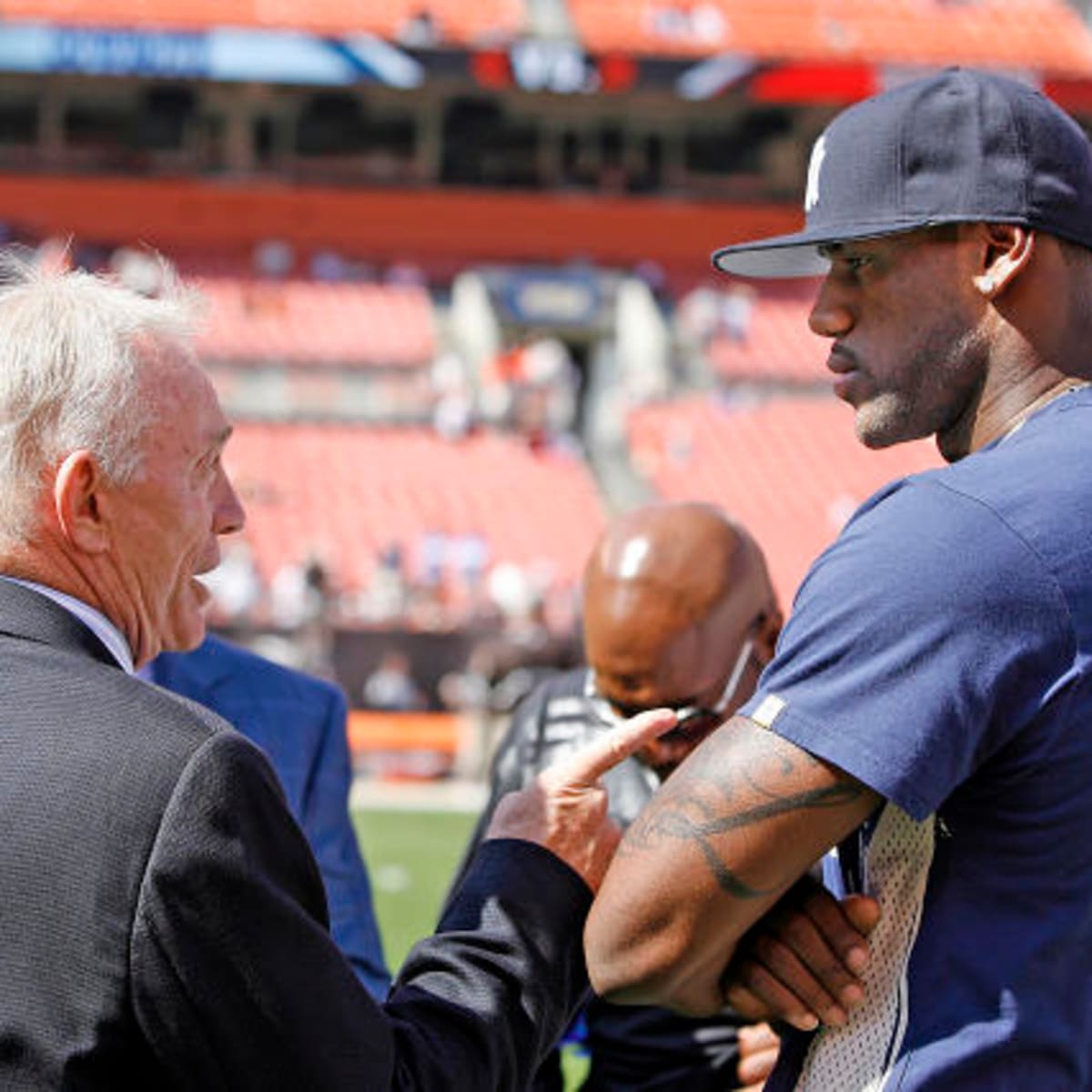 Dallas Cowboys' Jerry Jones mum on wearing hat during national anthem