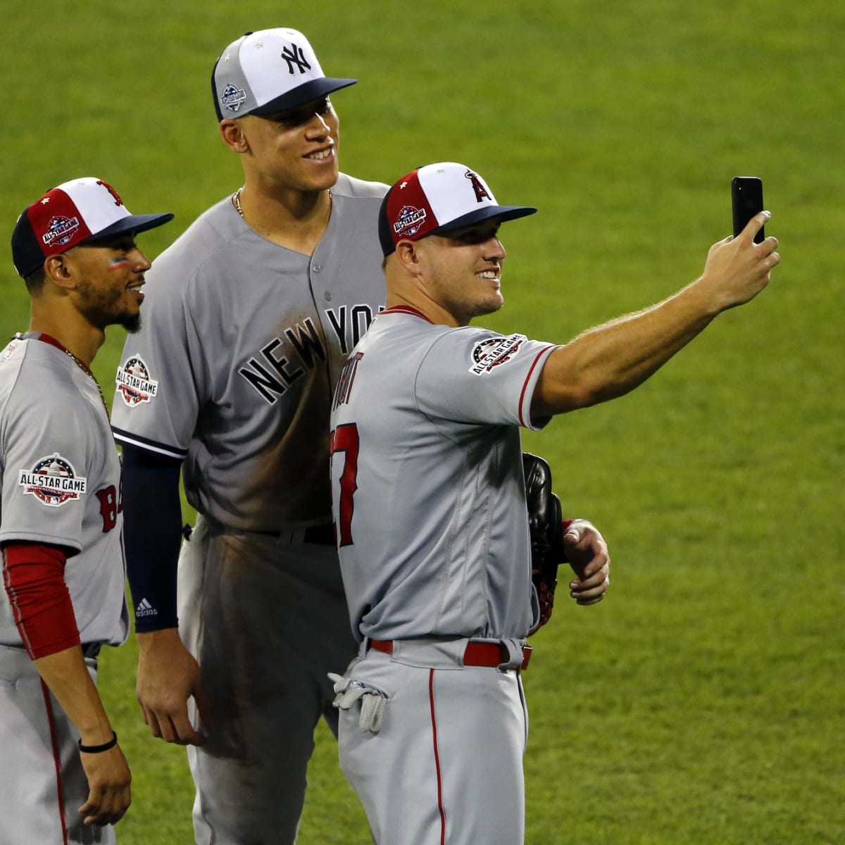 Dodgers' Mookie Betts unseats Yankees' Aaron Judge for MLB's top