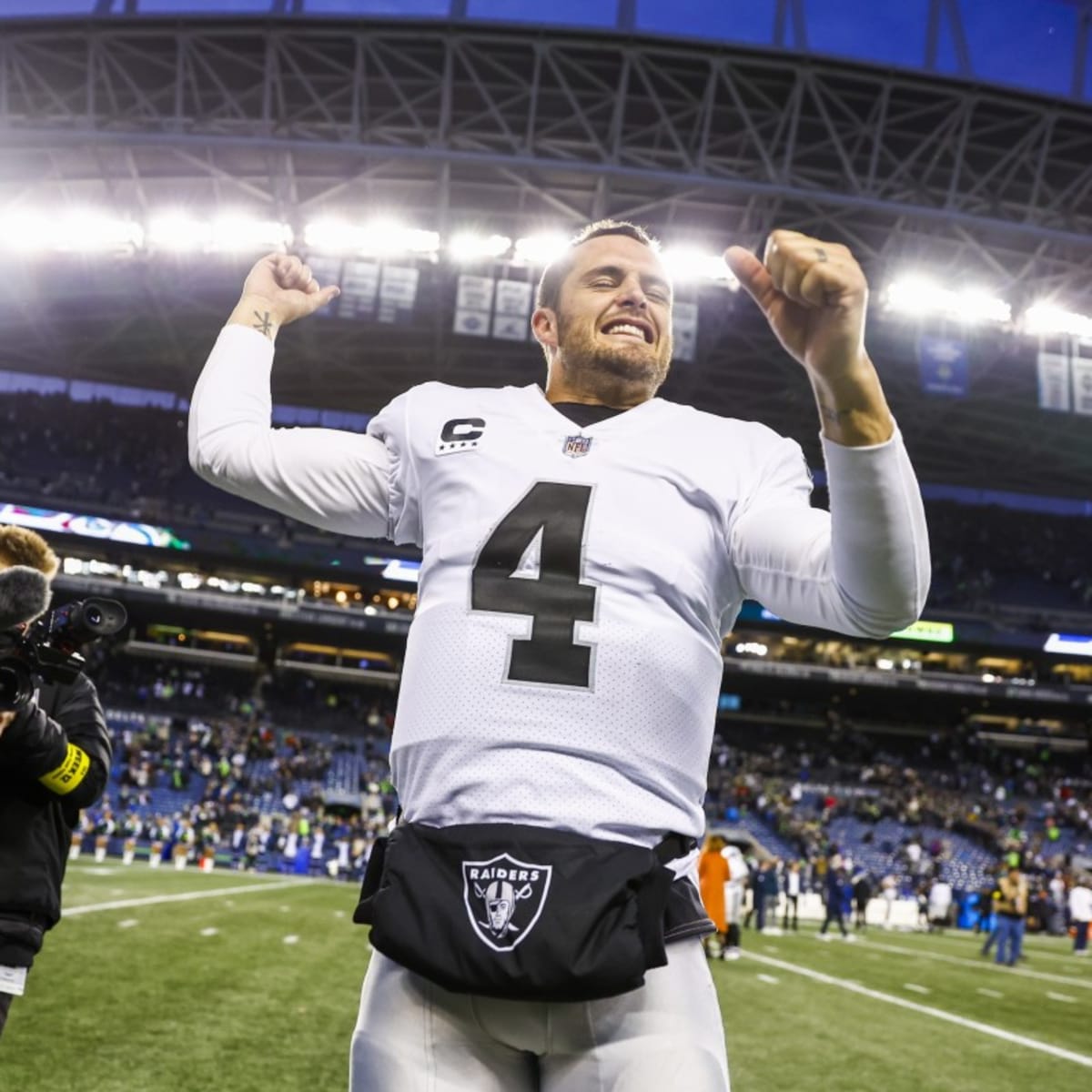 December 6, 2020, Las Vegas Raiders quarterback Derek Carr (4) in action  during the NFL game between the Las Vegas Raiders and the New York Jets at  MetLife Stadium in East Rutherford