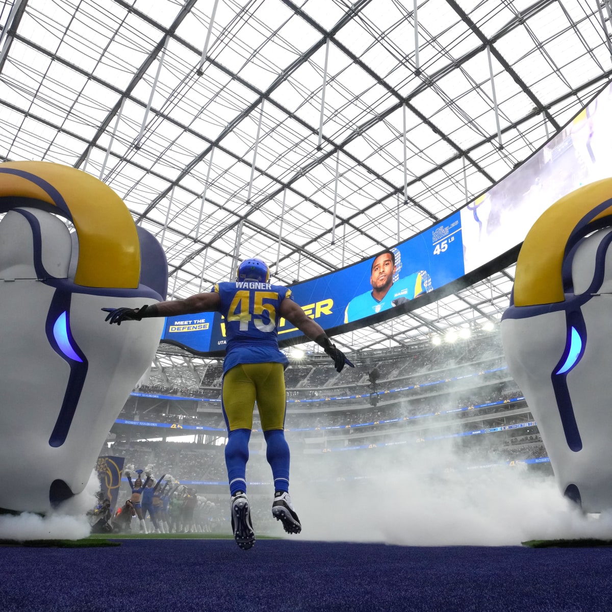 Linebacker (45) Bobby Wagner of the Los Angeles Rams against the Dallas  Cowboys in an NFL football game, Sunday, Oct. 9, 2022, in Inglewood, Calif.  Cowboys won 22-10. (AP Photo/Jeff Lewis Stock Photo - Alamy