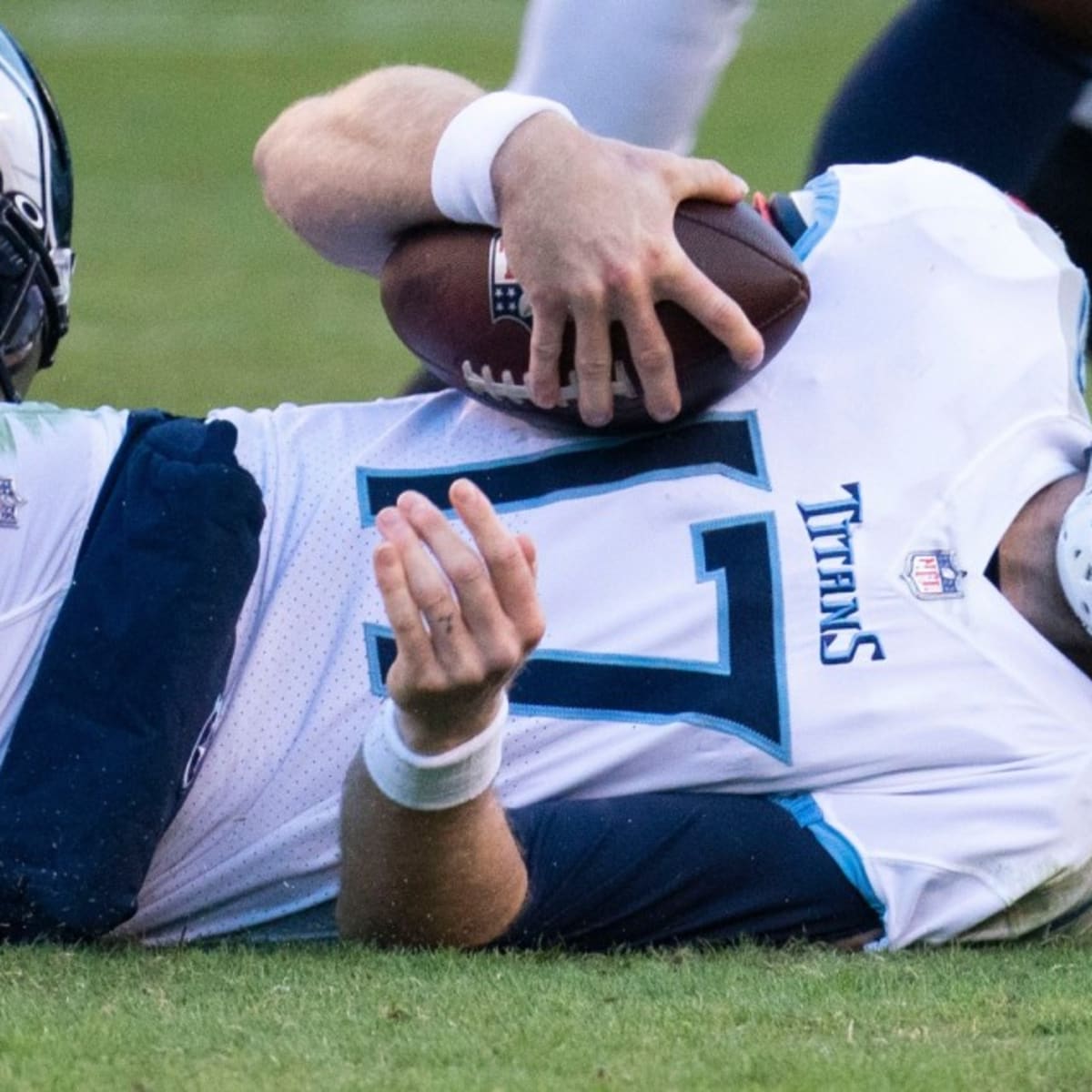 Tannehill overcomes ankle injury, but Titans toppled again