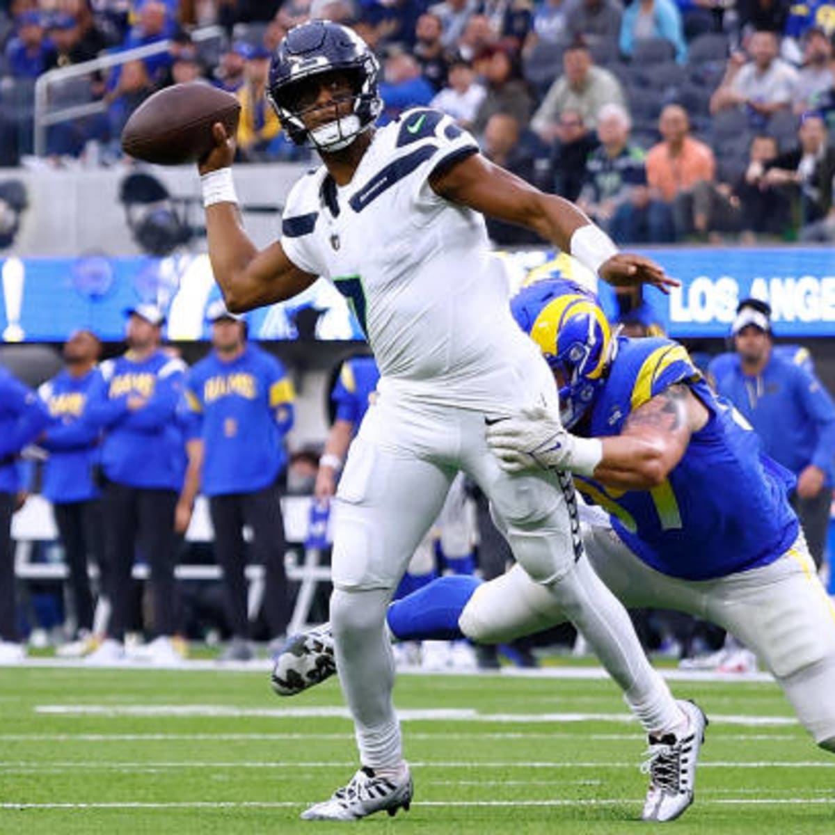 Geno Smith hits Metcalf for late TD, Seahawks top Rams 27-23 - The