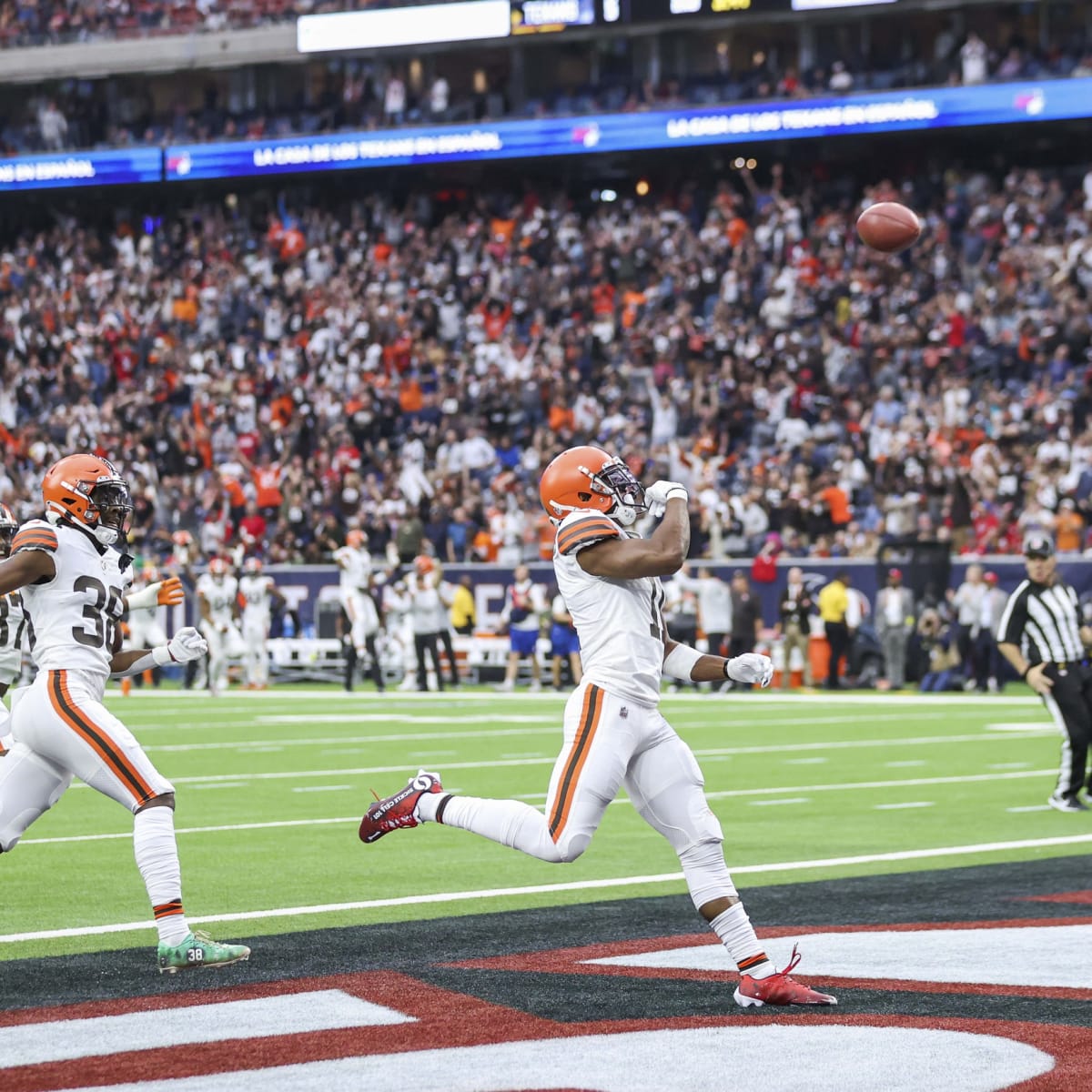 Cleveland Browns wide receiver Donovan Peoples-Jones hurdles