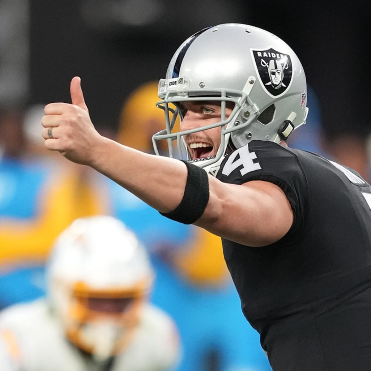 Raiders news: Derek Carr wearing new helmet - Silver And Black Pride