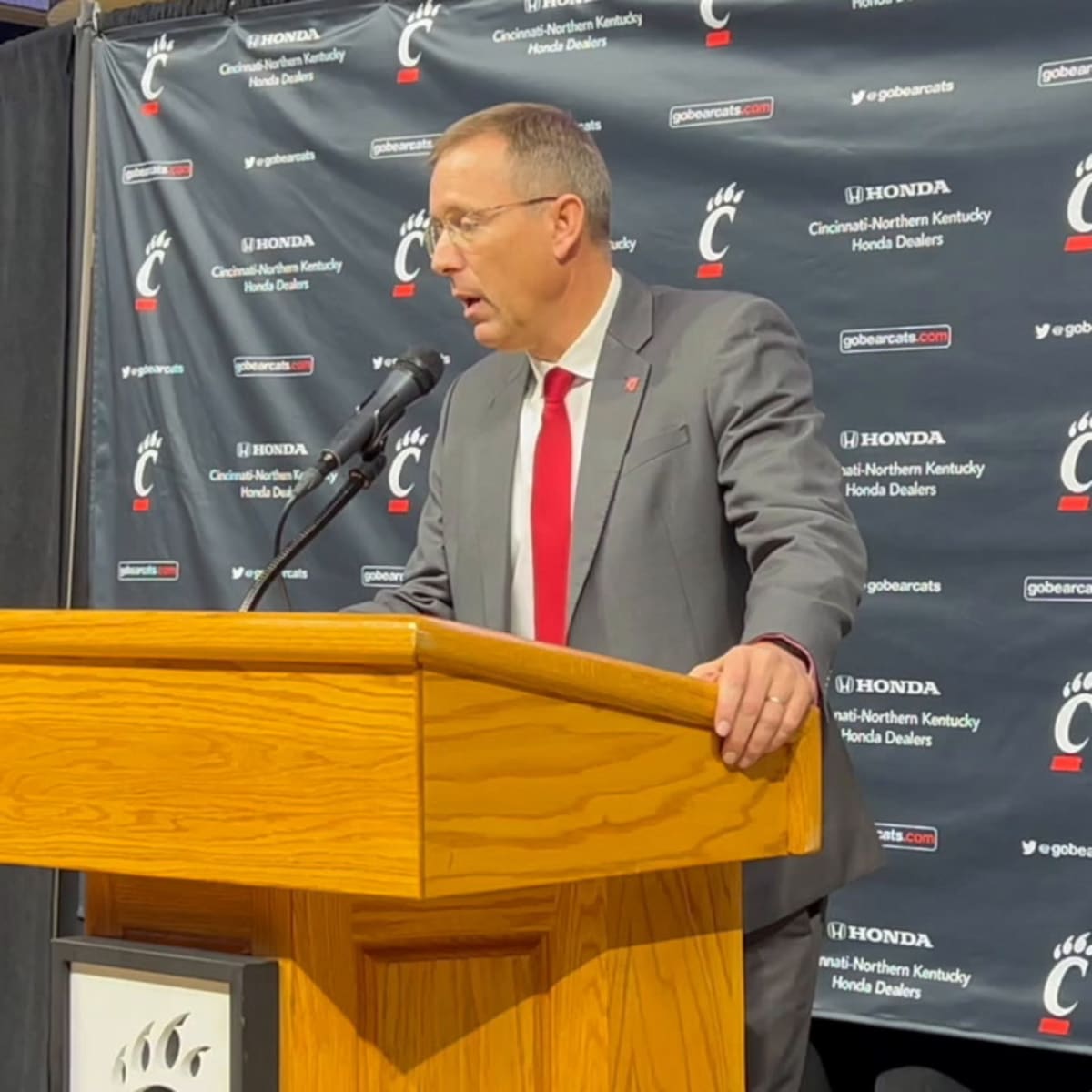 Cincinnati Uniform Tracker on X: 🔴RED SATURDAY 🔴 The #Bearcats will  break out their red jerseys for the first time at home since their  introduction in last year's Memphis game and third