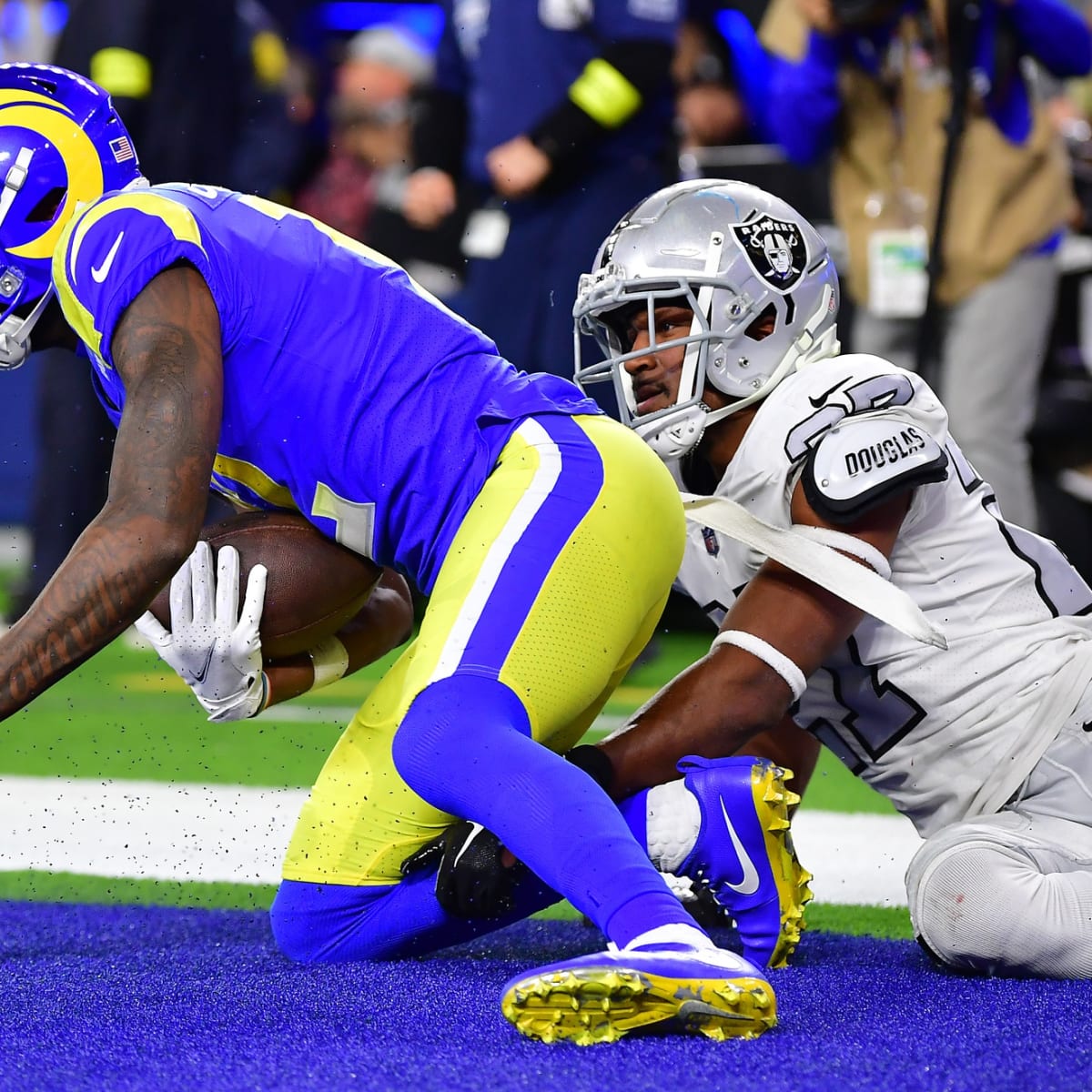 Garrett shines for Rams, but Raiders hold on for 17-16 win