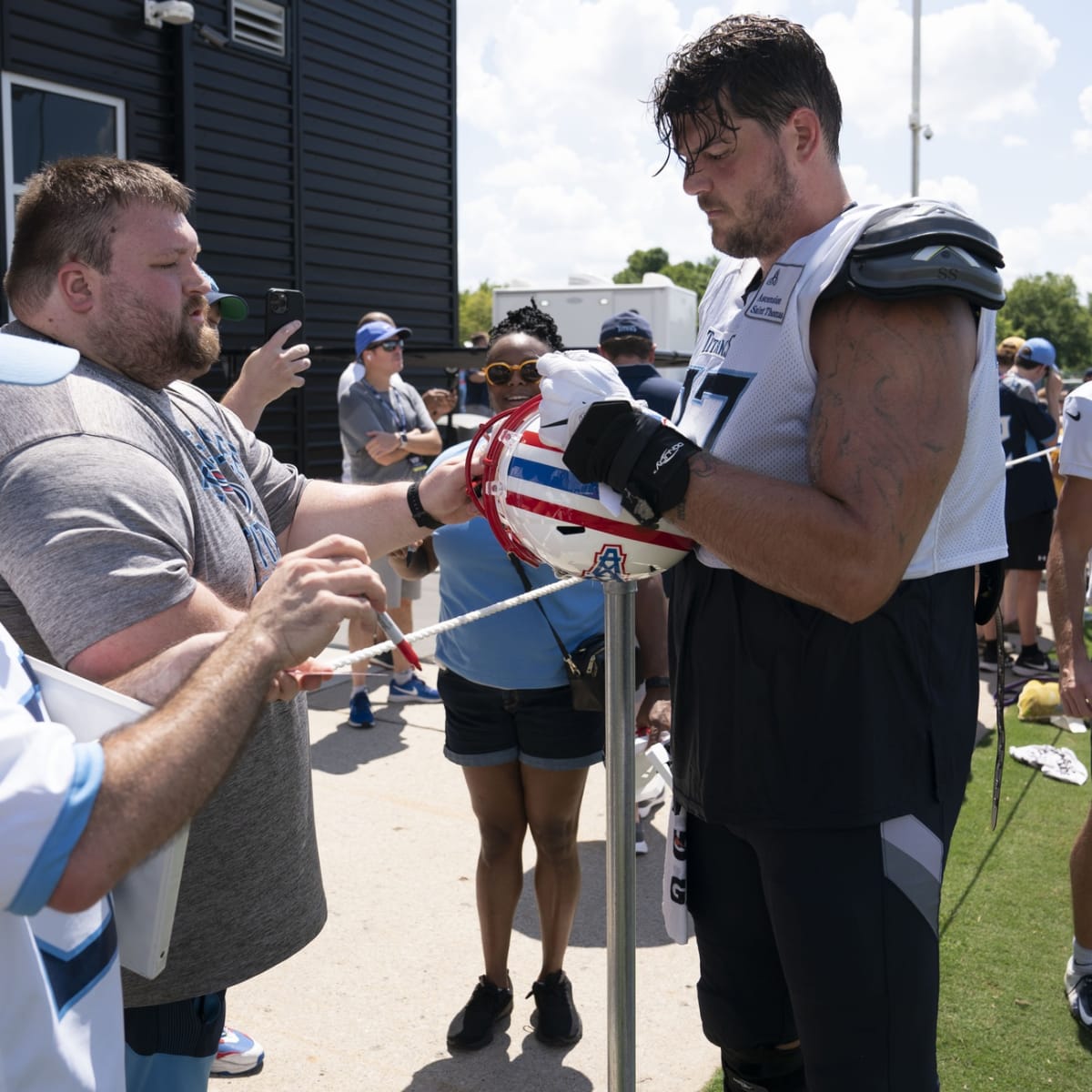 Tennessee Titans: Taylor Lewan would consider retirement if cut