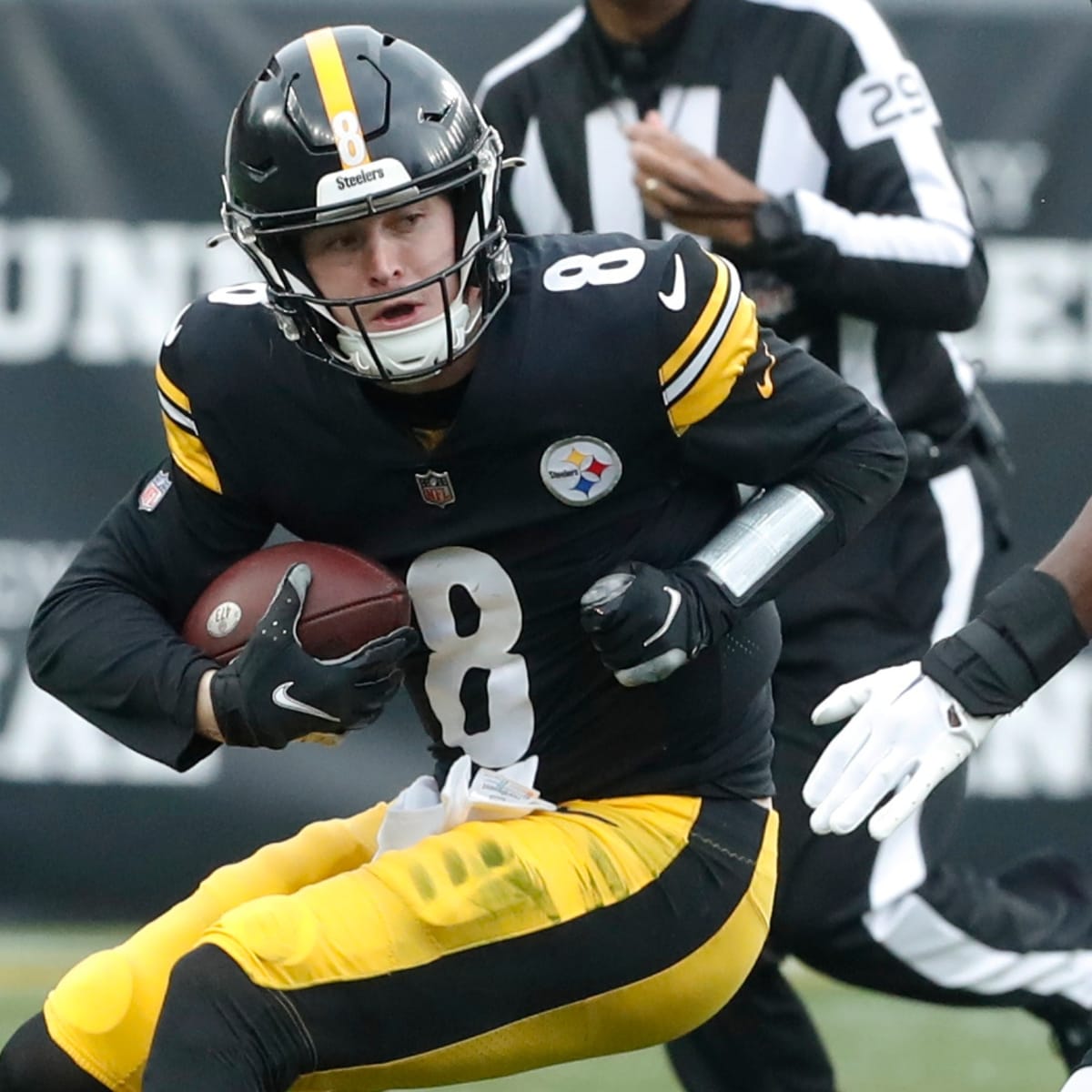 Steelers rule out QB Kenny Pickett with a concussion; QB Mitchell