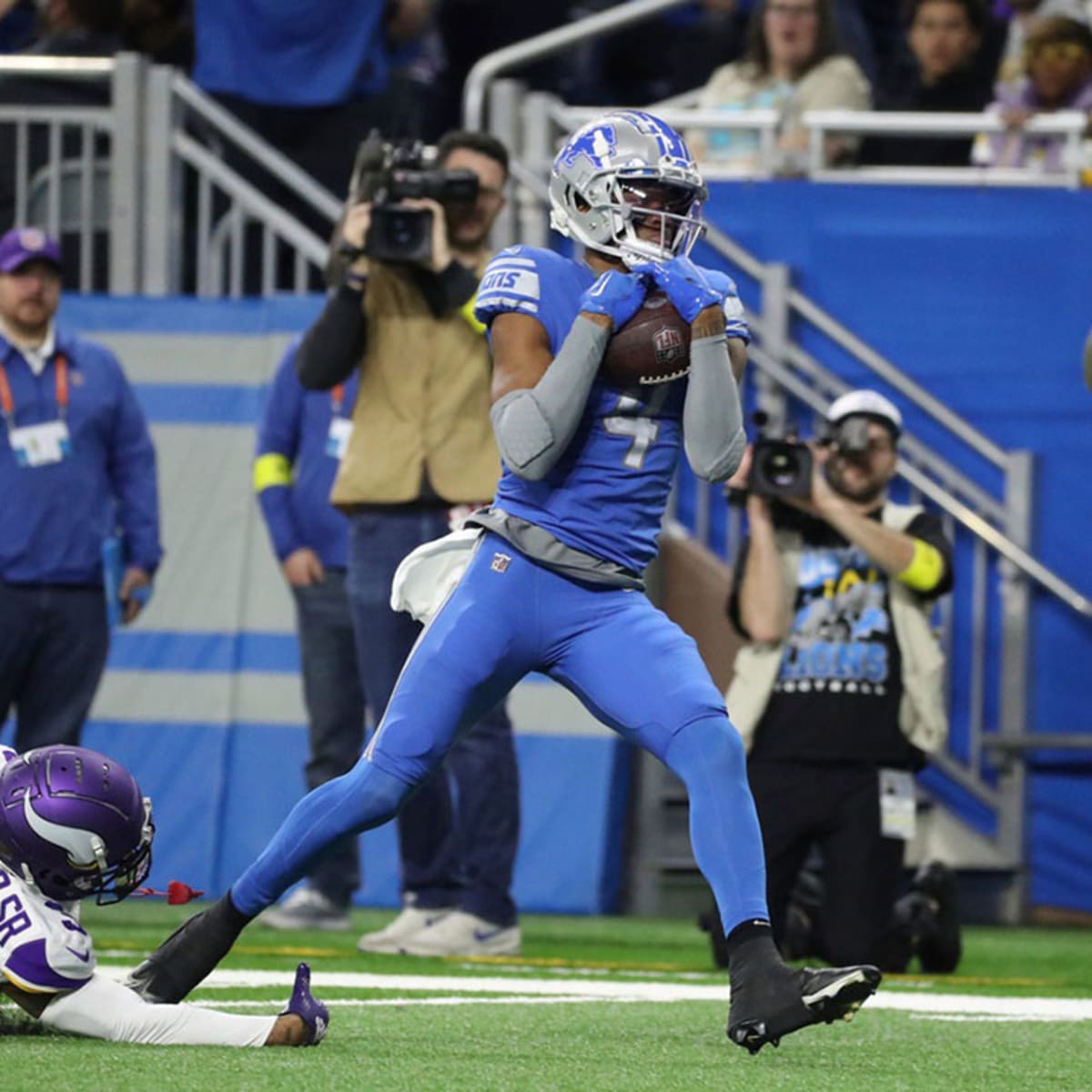 Goff helps surging Lions beat division-leading Vikings 34-23