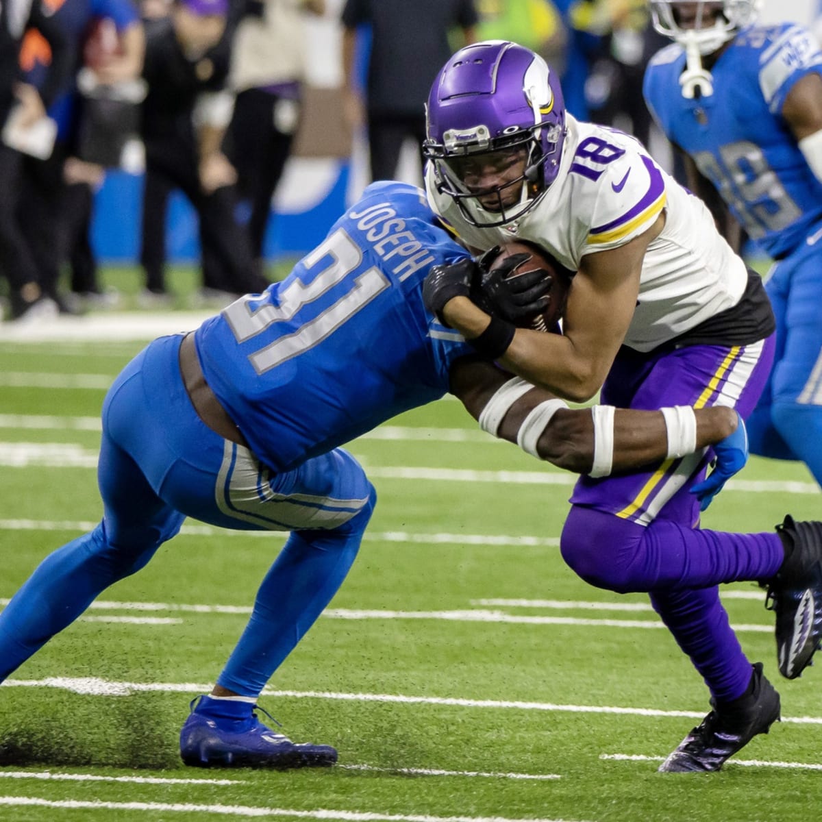 Justin Jefferson nails ref with helmet on sidelines