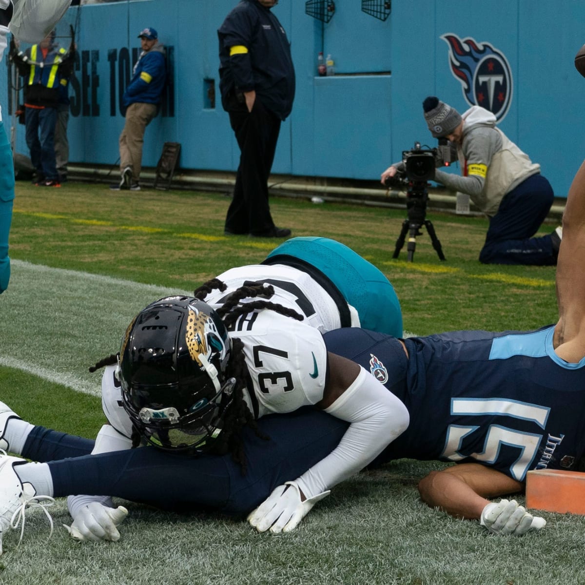 Back-to-back road wins put Titans in control of AFC South