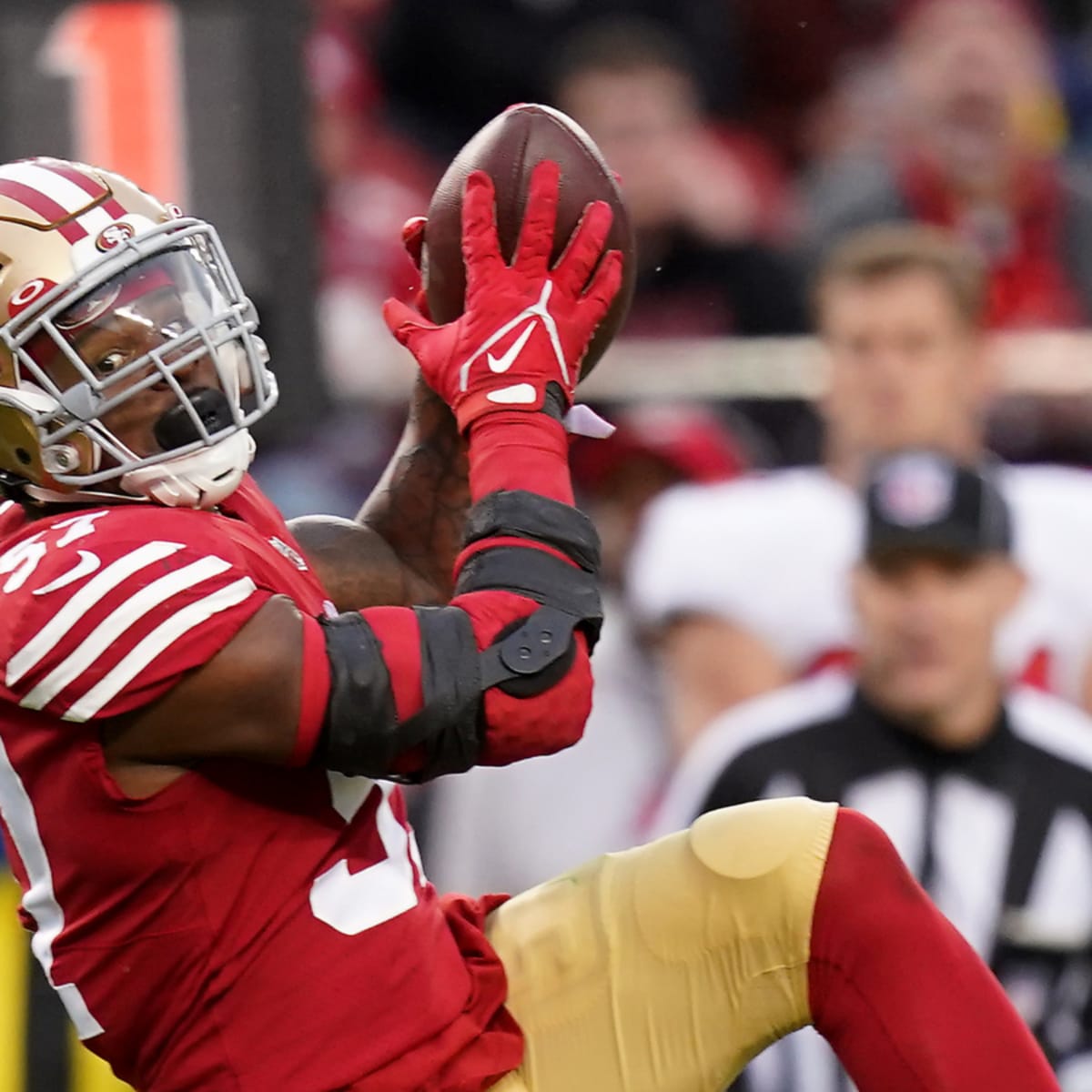 San Francisco 49ers LB Dre Greenlaw intercepts Bucs QB Tom Brady