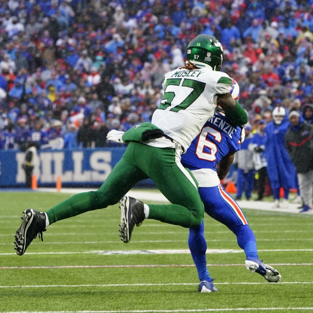 East Rutherford, New Jersey, USA. 8th Sep, 2019. New York Jets inside  linebacker C.J. Mosley (57) intercepts a pass and runs it in fora touchdown  during a NFL game between the Buffalo