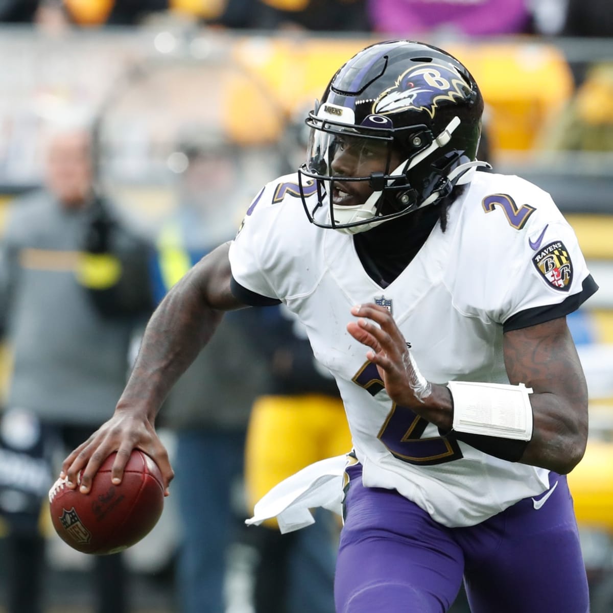 Cleveland Browns take down Baltimore Ravens quarterback Tyler Huntley on  second consecutive play