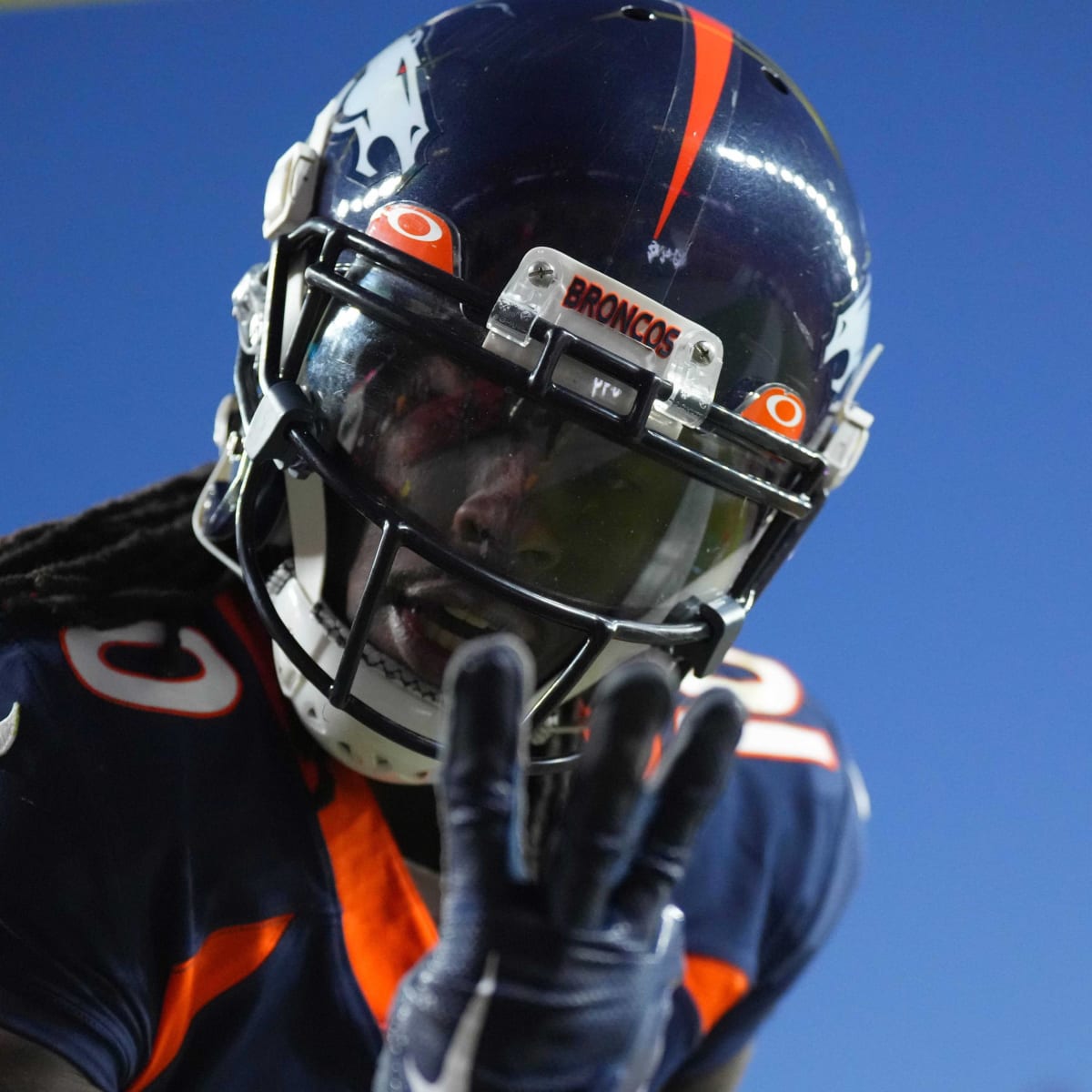 Broncos' Jerry Jeudy greets fans at Denver cell phone store