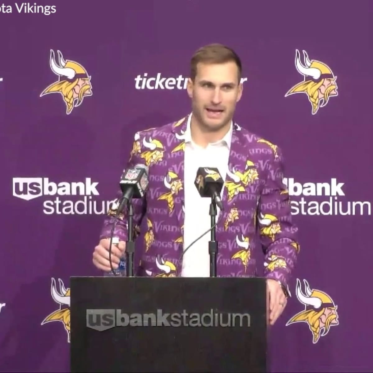Kirk Cousins rocking Vikings jacket: 'My wife dresses me' - Sports