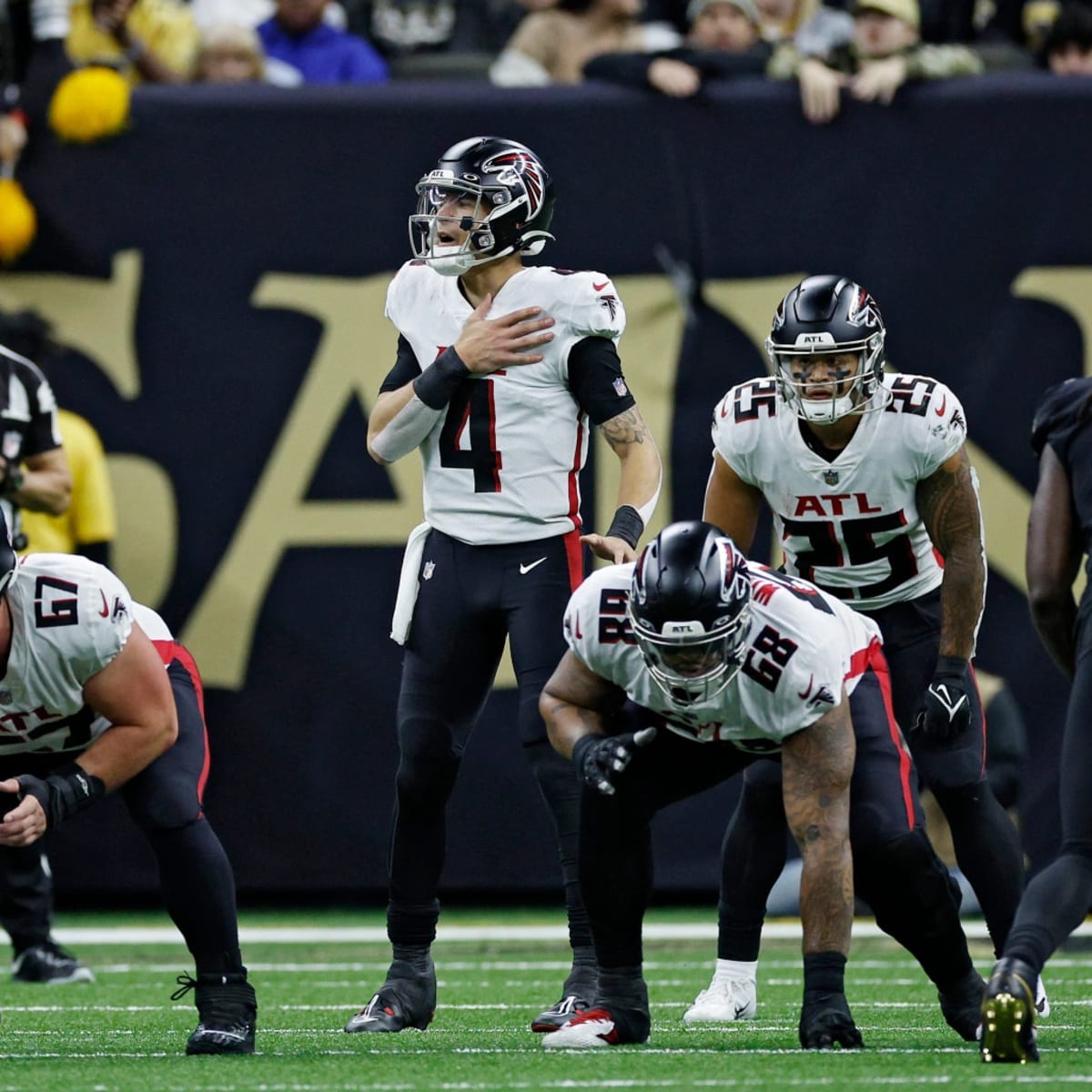 Atlanta Falcons running back Tyler Allgeier (25) dives in for a touchdown  against the Cincinnati Bengals in the first half of an NFL football game in  Cincinnati, Sunday, Oct. 23, 2022. (AP