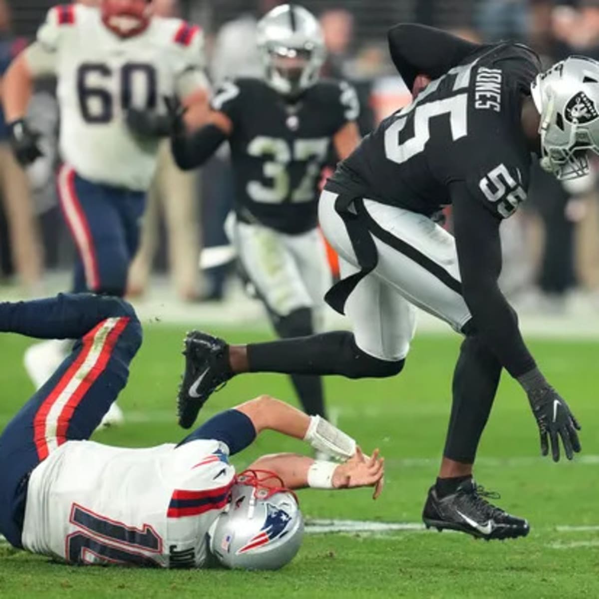 Pats lose as unnecessary lateral on final play ends in Raiders TD