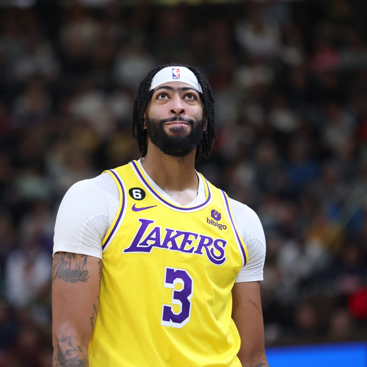 Lakers' Anthony Davis to miss multiple weeks with foot injury, sources say, Los Angeles Lakers