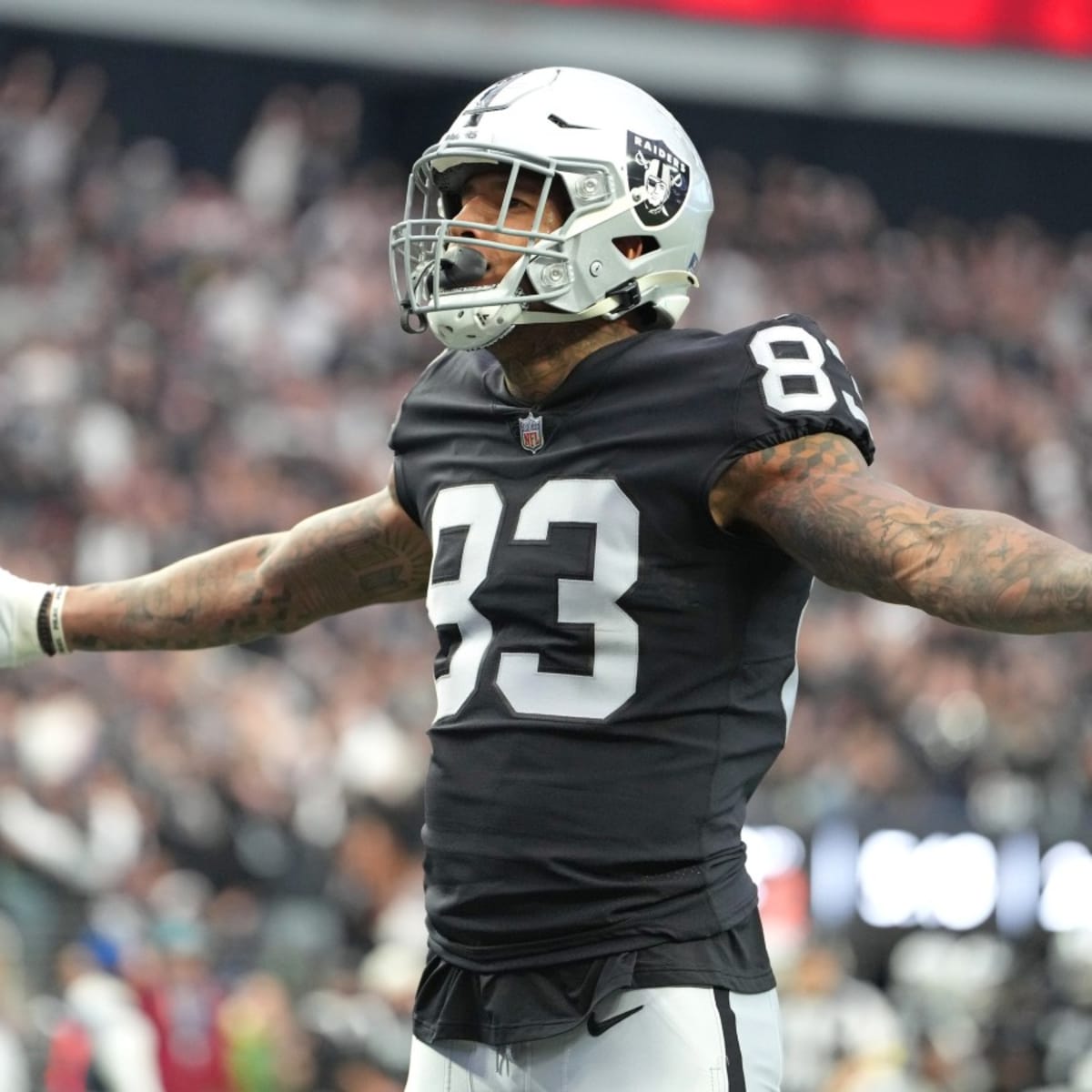 Raiders tight end Darren Waller may be a coverage handful for Browns