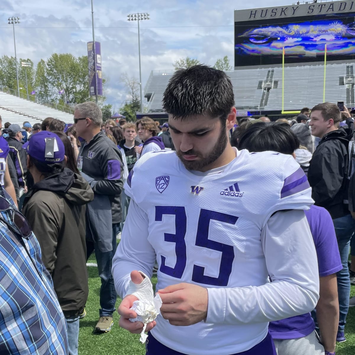 how many can fit in husky stadium