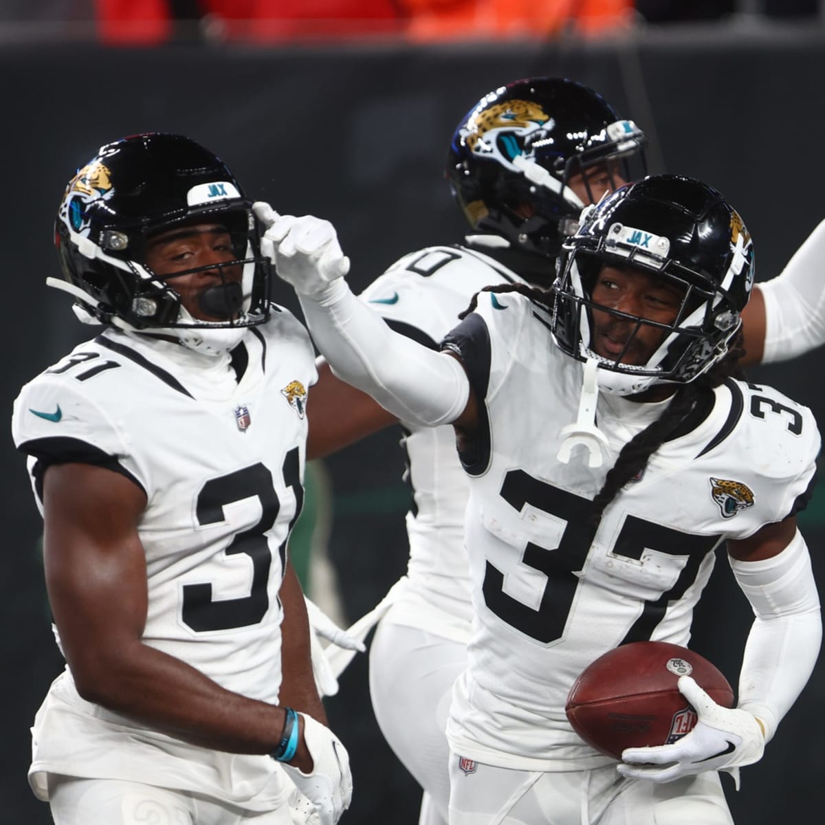 Lawrence, Jaguars continue playoff push, outclass Jets 19-3