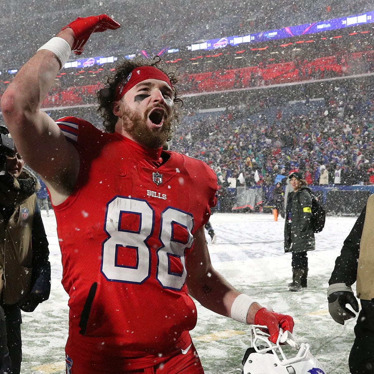 Bills Tight End Reveals Story Behind 15-Yard Snowball Penalty Threat -  Sports Illustrated