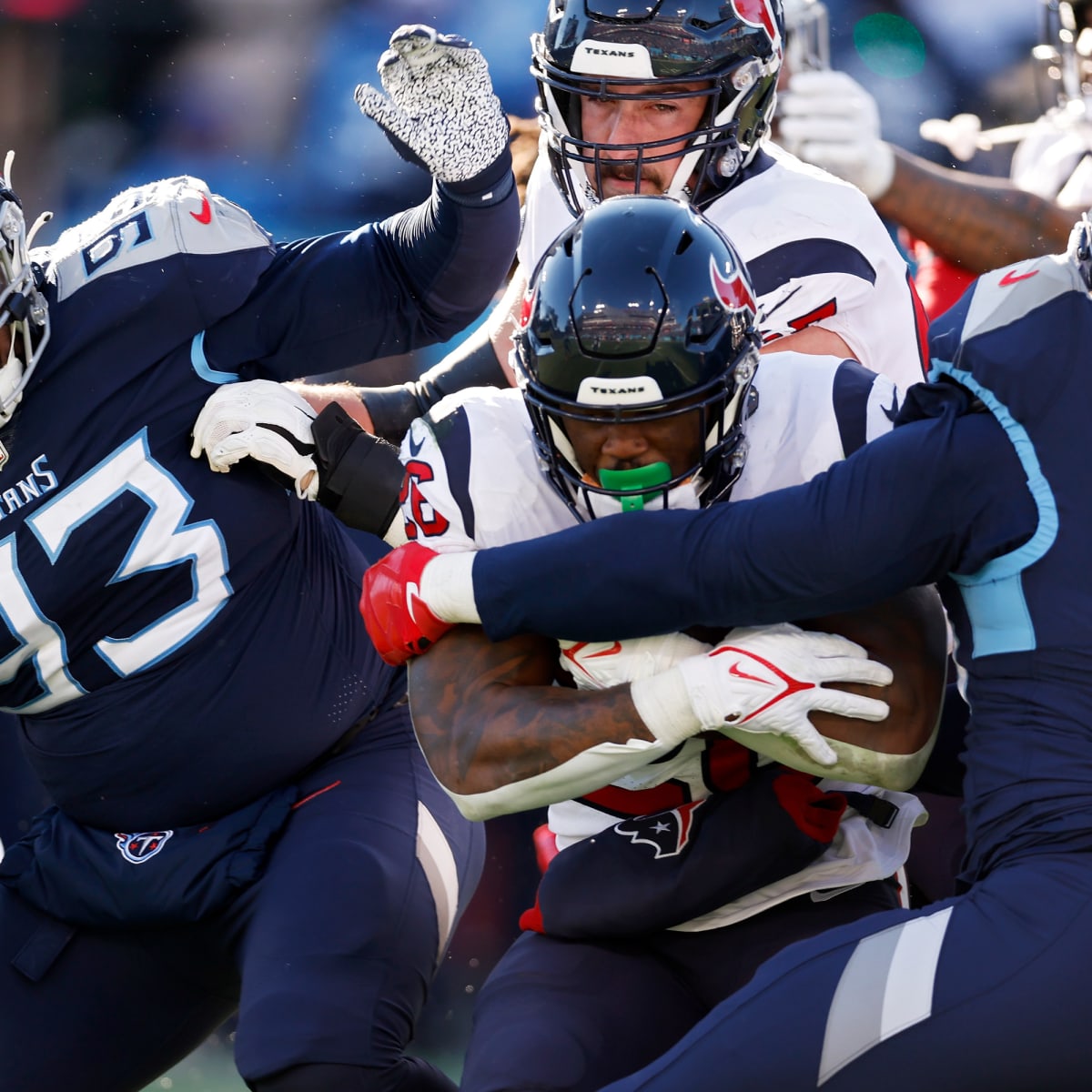 Texans finally close out game in 19-14 win over Titans