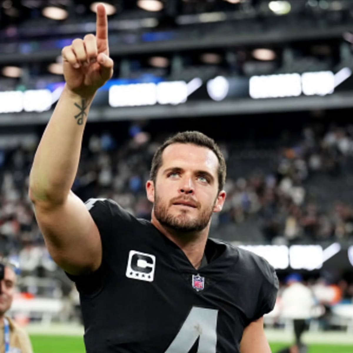 Raiders: Derek Carr booed off the field in disastrous Oakland goodbye