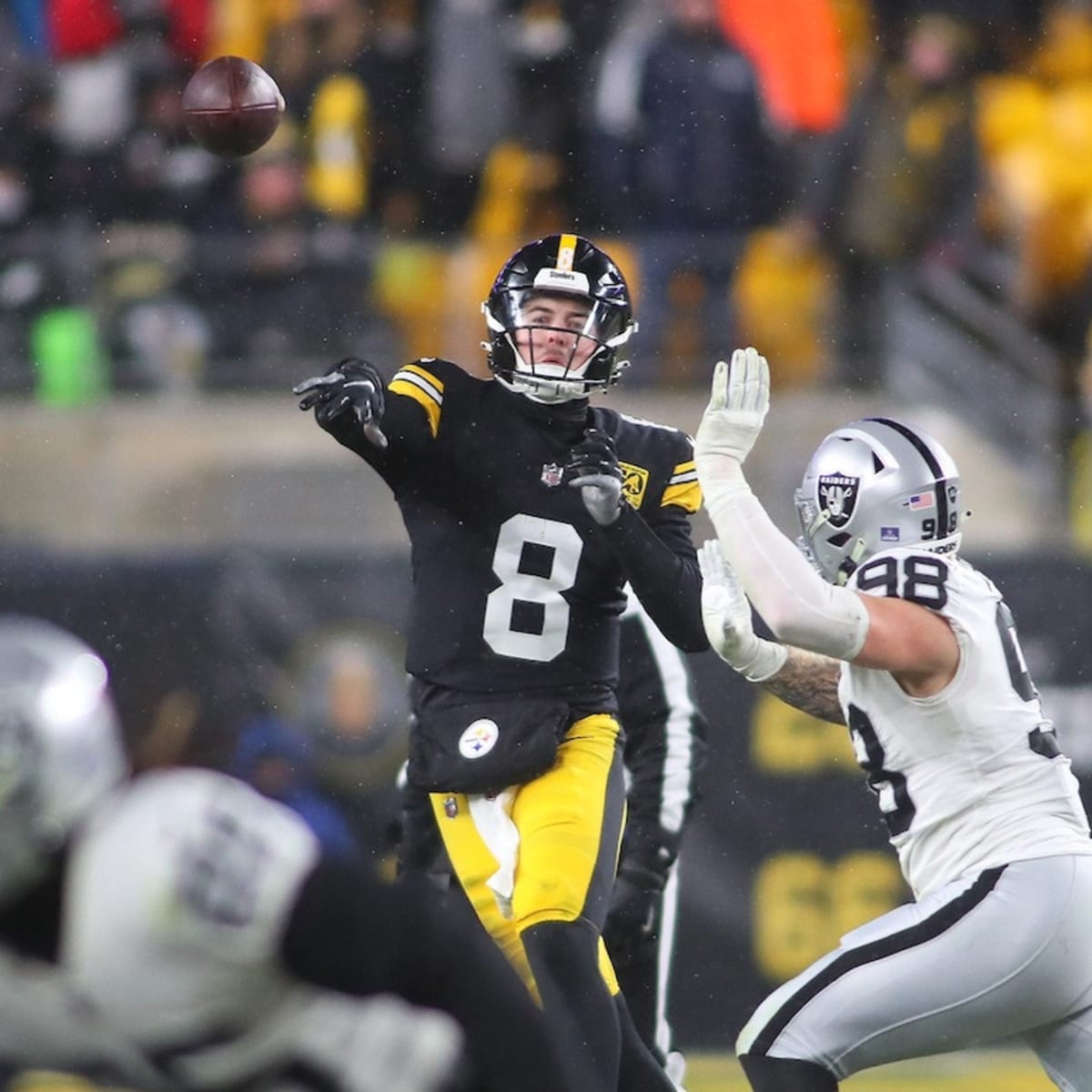 Steelers score late touchdown to keep playoff hopes alive on night they  retire late Franco Harris' number