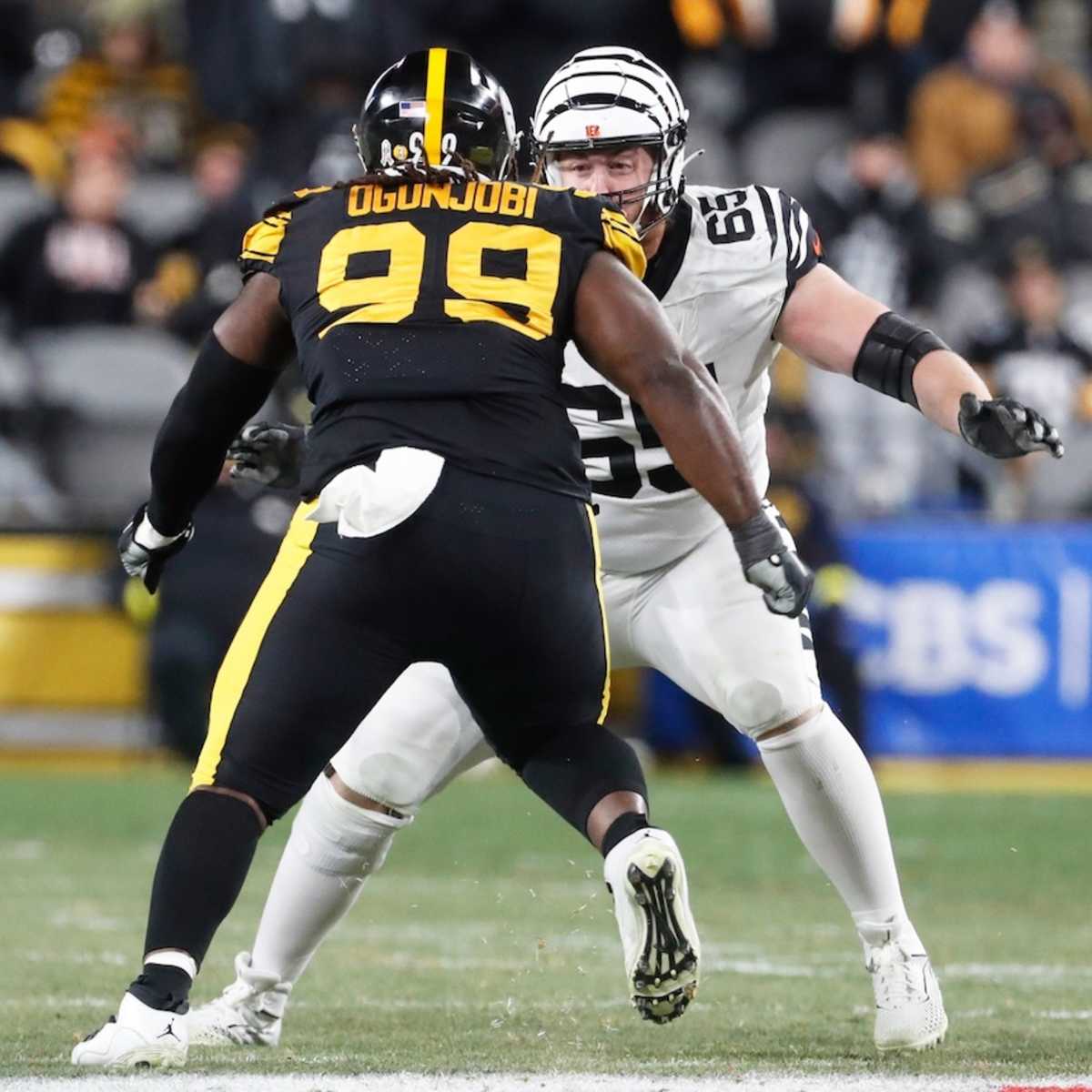 Pittsburgh Steelers defensive tackle Larry Ogunjobi (99) walks off of