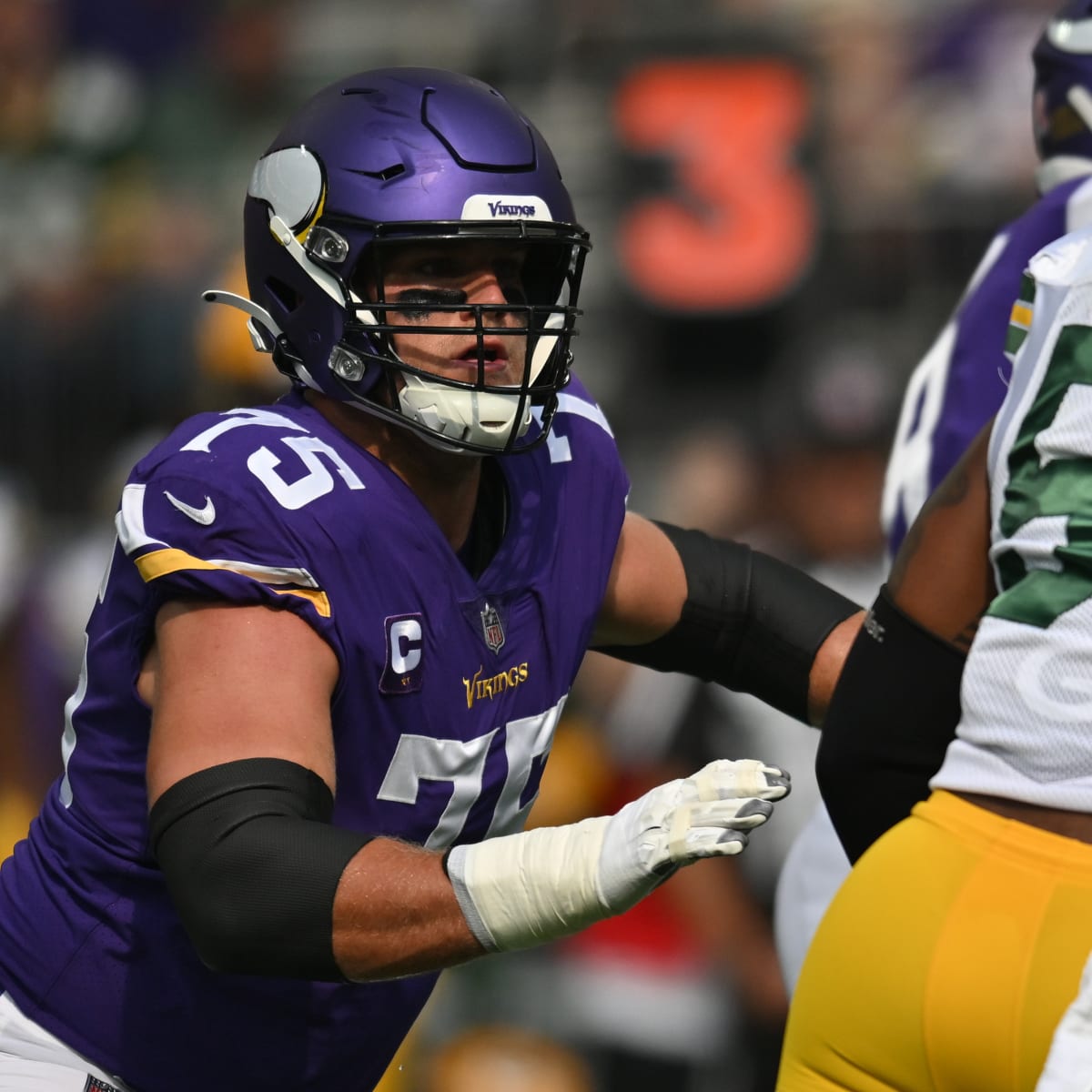 Vikings lose center Austin Schlottmann for season; tackle Brian O