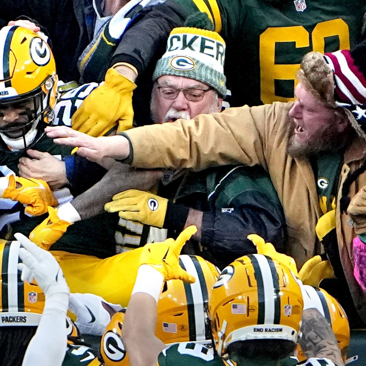 Packers rout Vikings to move closer to playoffs