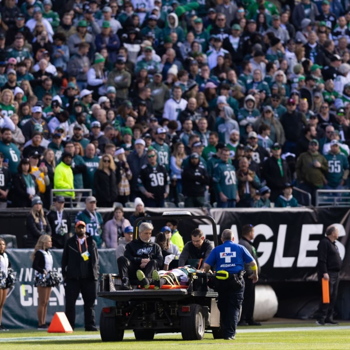 Josh Sweat exits Eagles' matchup vs. Saints with a head injury