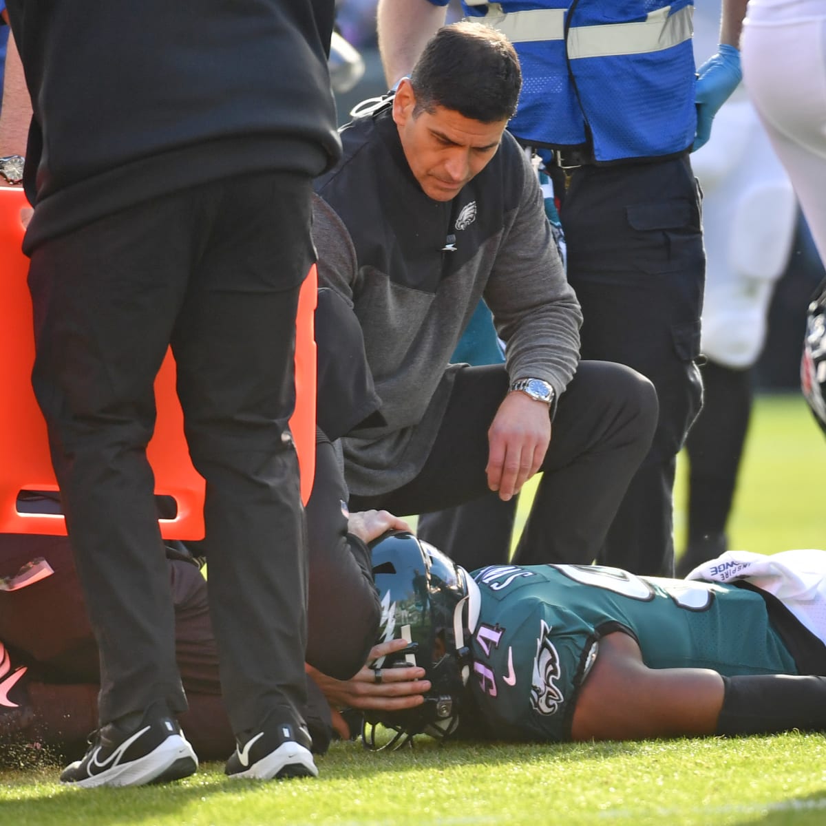 Eagles' Josh Sweat carted off field after suffering neck injury vs. Saints;  has movement in all extremities 