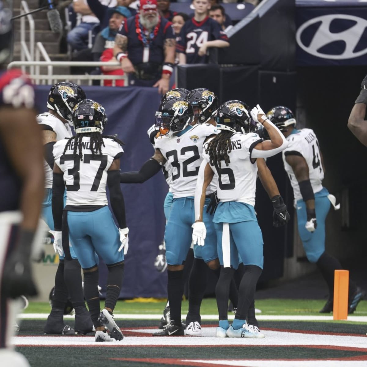 Jacksonville's quarterback David Garrard (#9) picks up a 13-yard