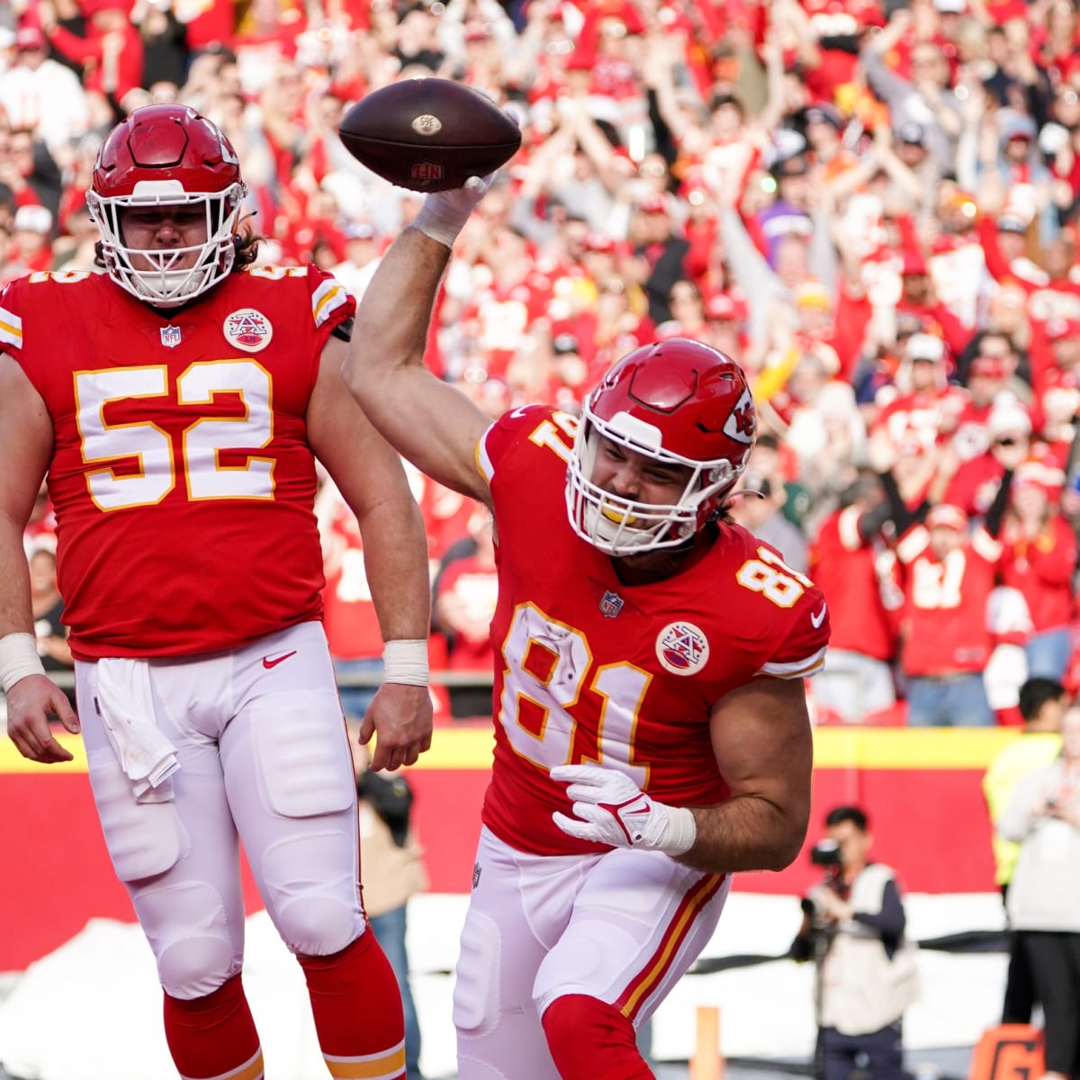 Raiders vs. Chiefs Prop Bets for Saturday Football: Patrick Mahomes, Isiah  Pacheco, Travis Kelce, and Davante Adams