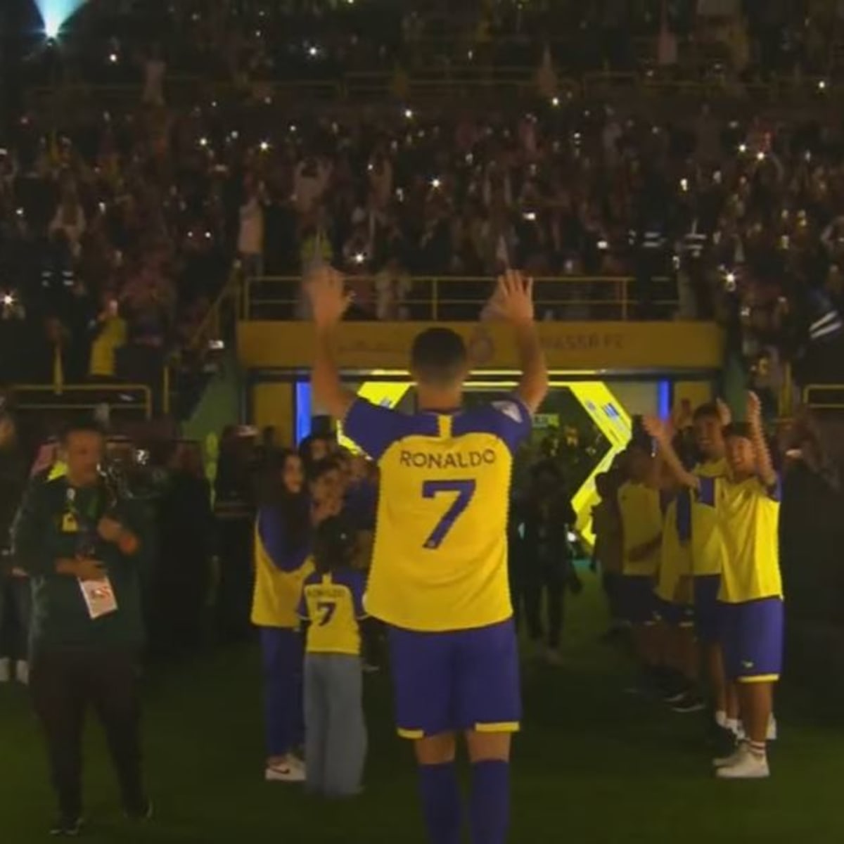 Cristiano Ronaldo holds Al Nassr no7 jersey after contract signed - Futbol  on FanNation