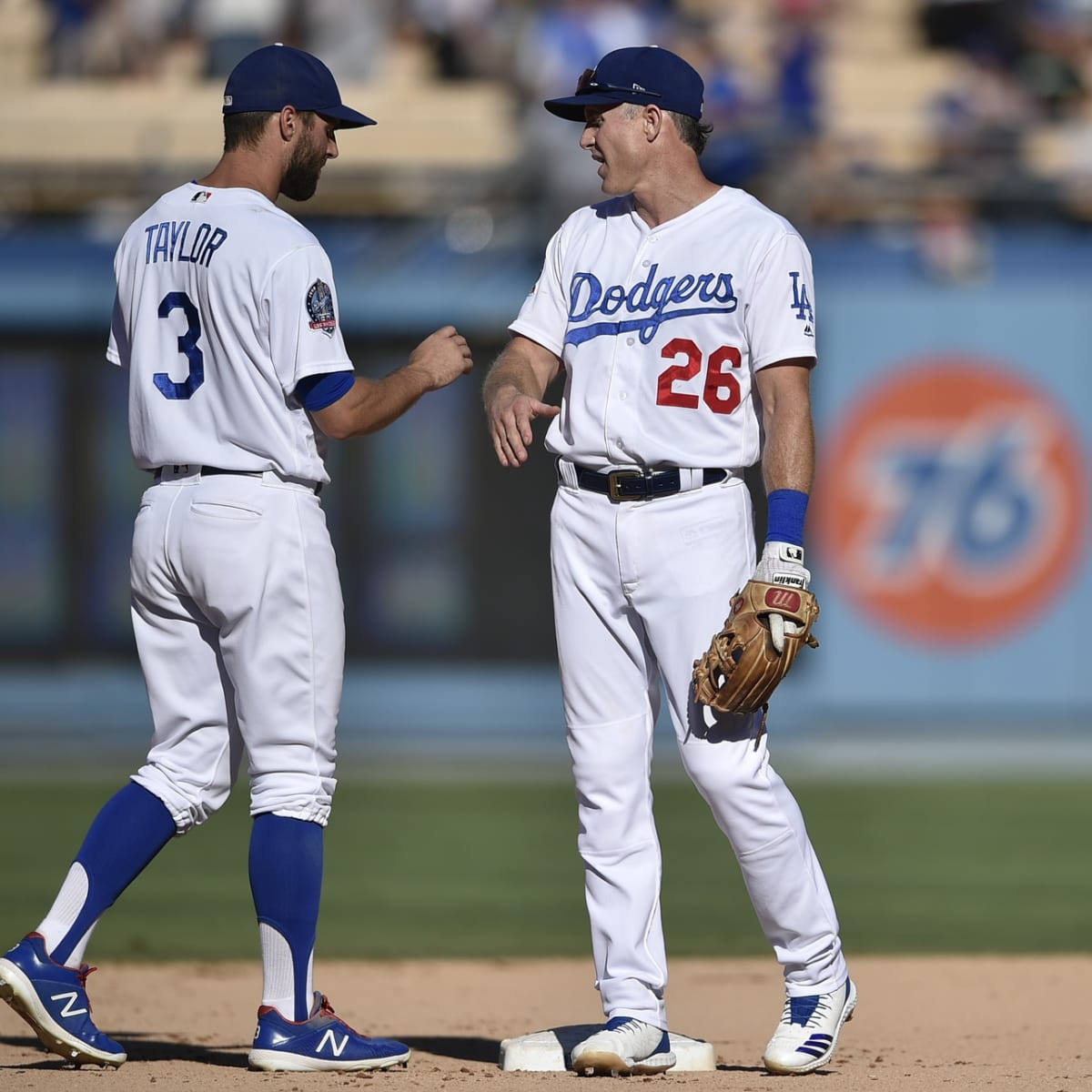 Chris Taylor, Kiké Hernández & More Dodgers Celebrate Roberto