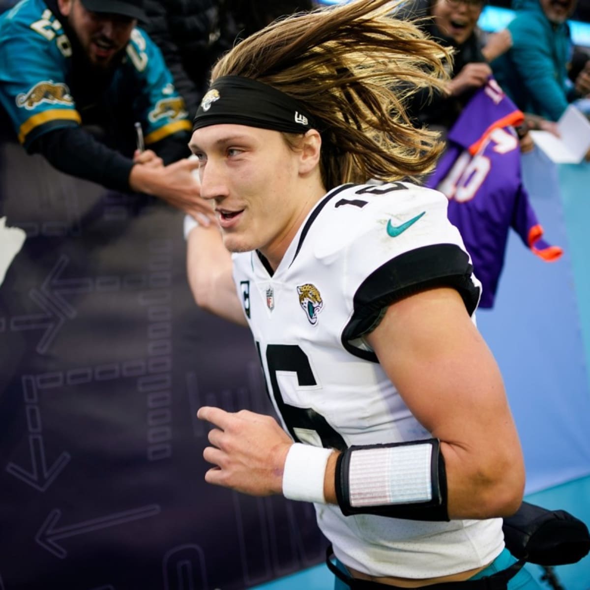 January 7, 2023: Jacksonville Jaguars quarterback Trevor Lawrence (16)  drops back to pass during a game against the Tennessee Titans in  Jacksonville, FL. Romeo T Guzman/CSM/Sipa USA.(Credit Image: © Romeo  Guzman/Cal Sport