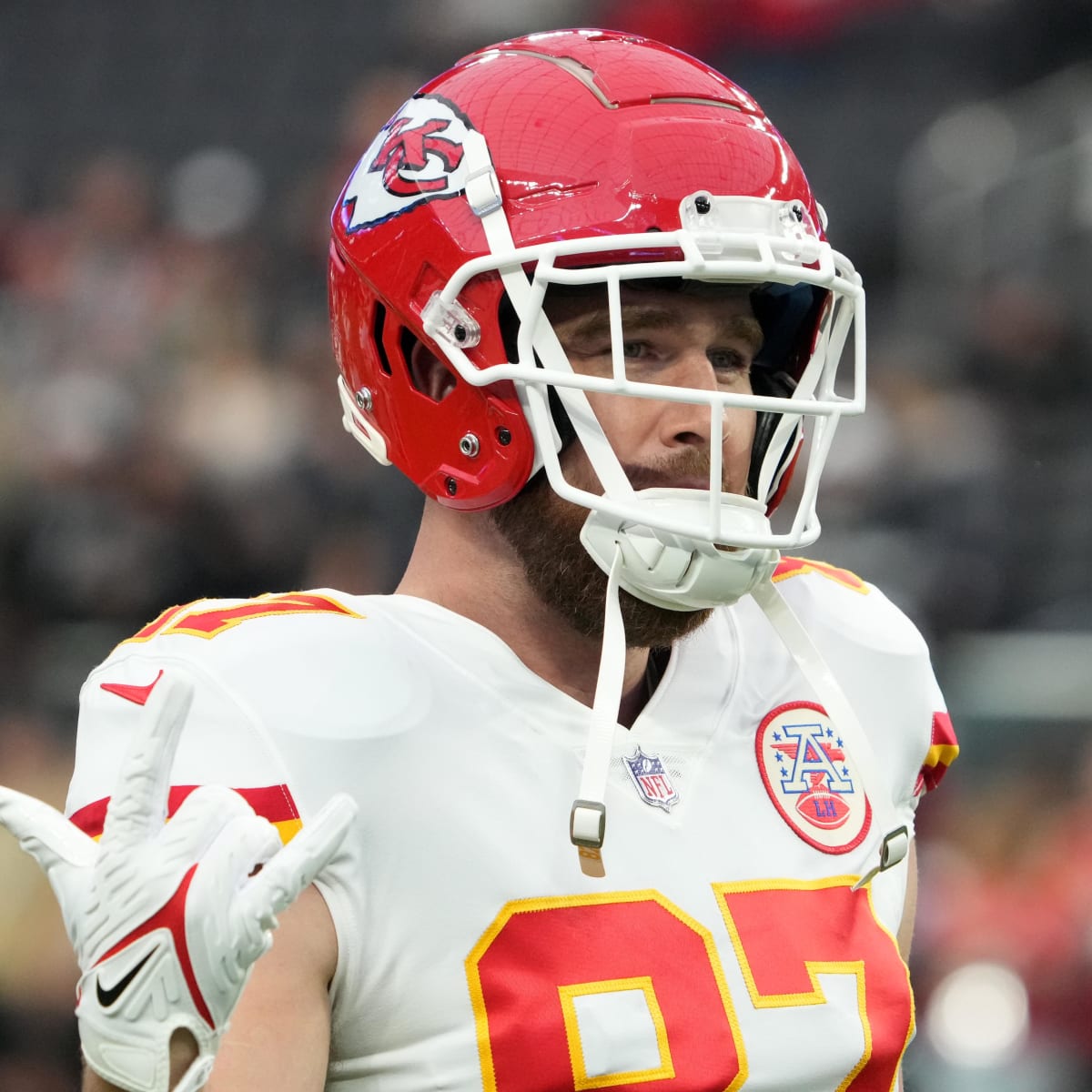 Chiefs TE Travis Kelce hyperextends knee in practice