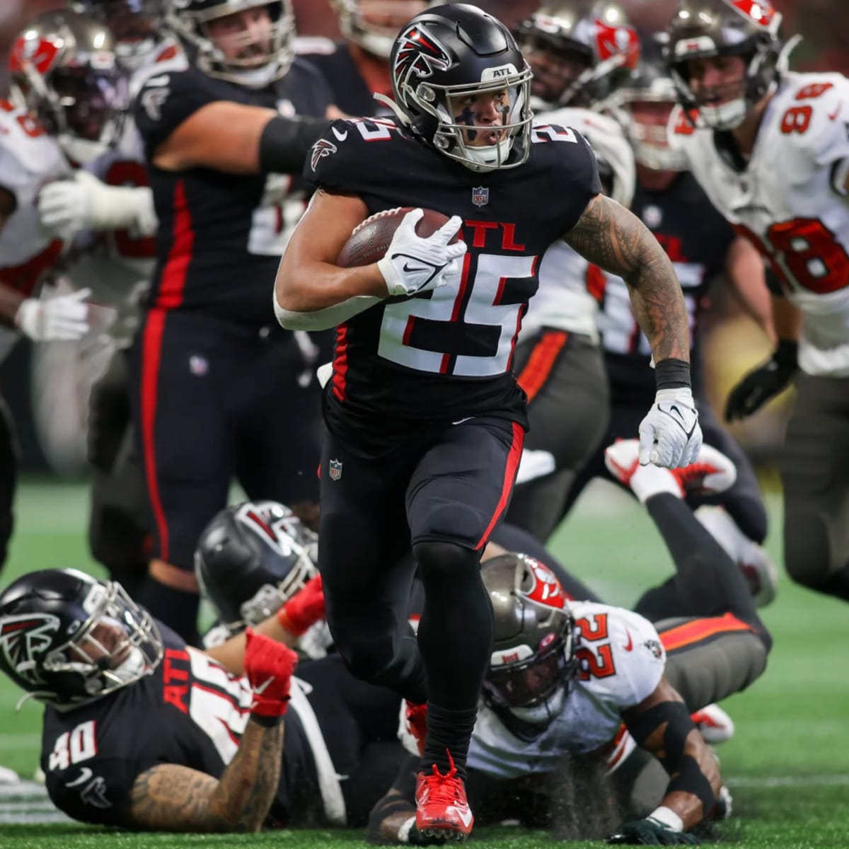 Falcons RB Tyler Allgeier Hits 1,000 Rushing Yards in Rookie Season -  Vanquish The Foe