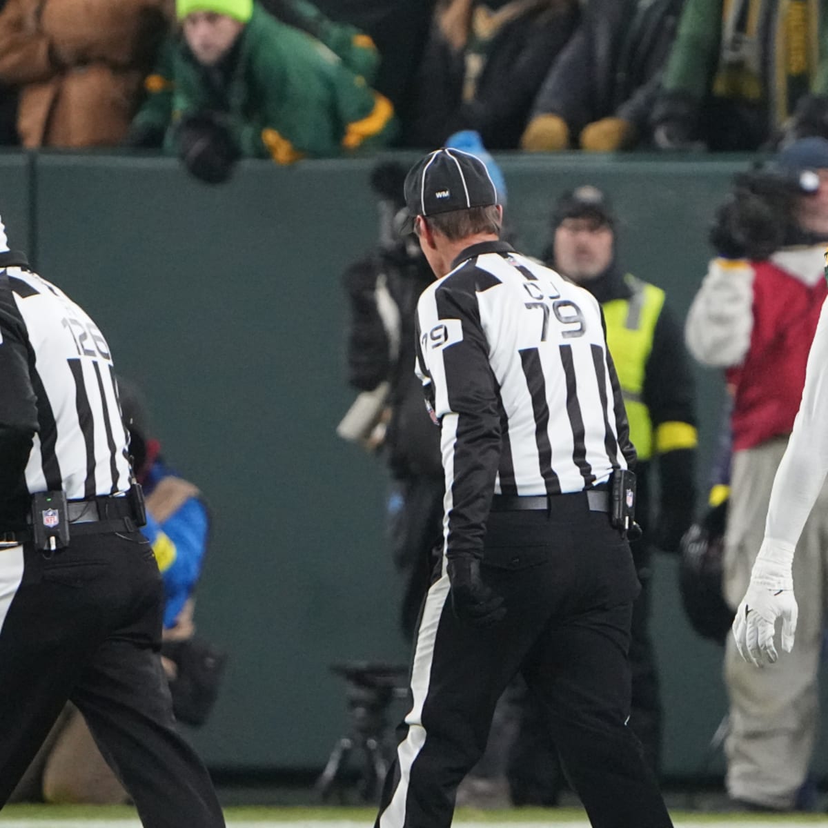 Packers LB Quay Walker ejected after shoving Lions athletic trainer on the  field