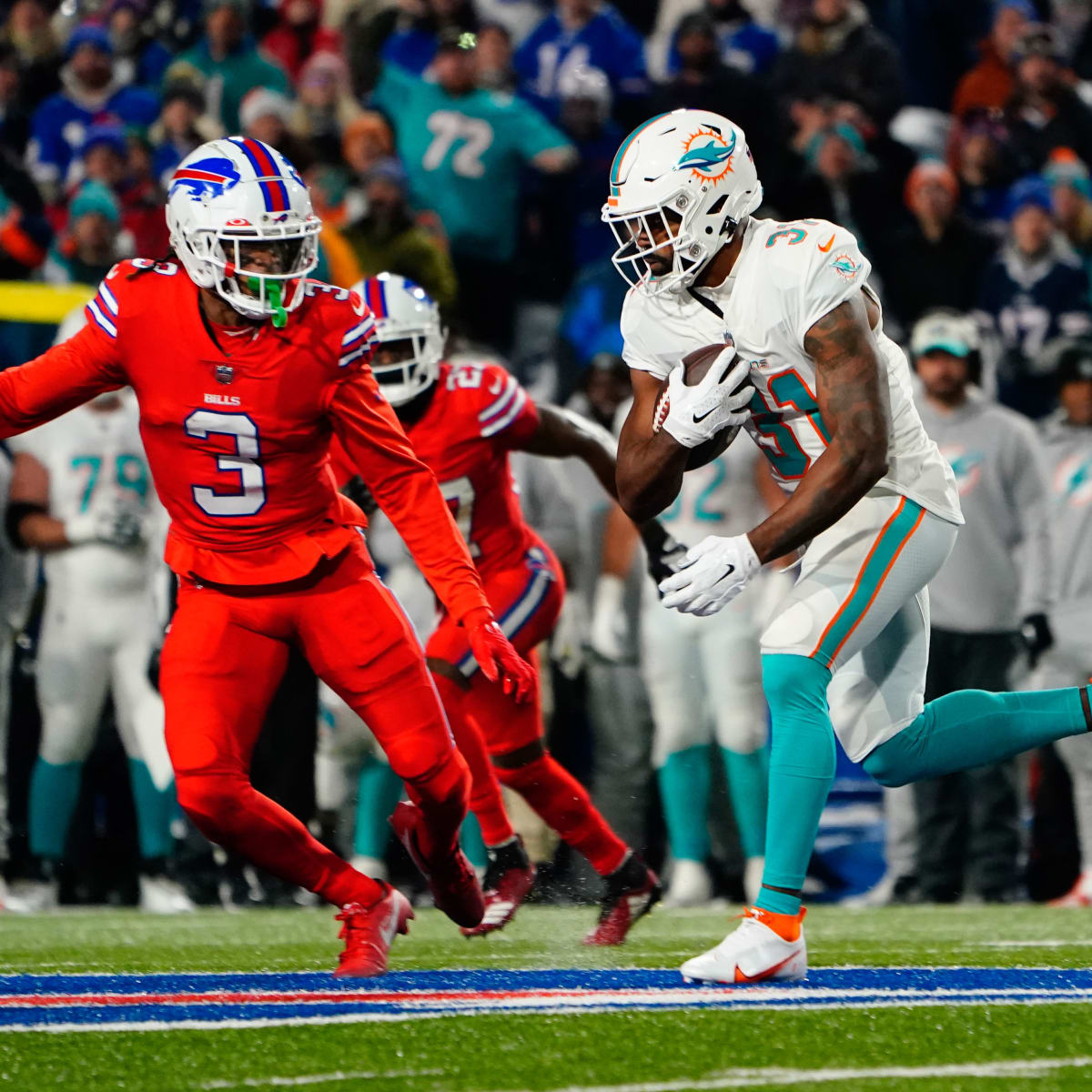 Raheem Mostert injury: Dolphins RB suffers thumb injury in Week 18 -  DraftKings Network